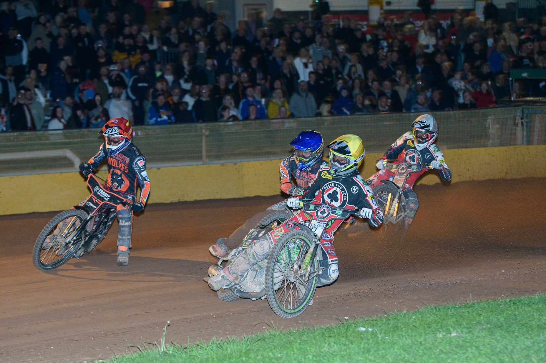 WOLVERHAMPTON, UK. AUGUST 30TH Charles Wright  (Yellow) takes the inside line from Sam Masters  (Red) and Broc Nicol  (Blue) with Dan Bewley  behind during the SGB Premiership match between Wolverhampton Wolves and Belle Vue Aces at Monmore Green Stadium, Wolverhampton on Monday 30th August 2021. (Credit: Ian Charles | MI News)