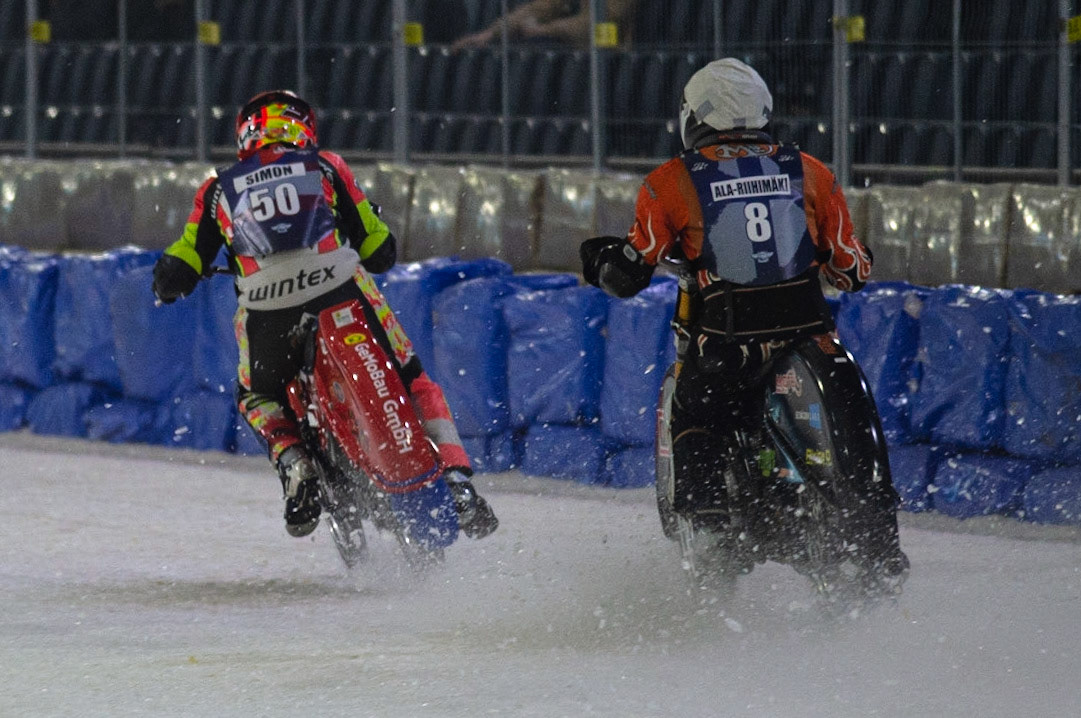 HEERENVEEN, NL. Aki Ala-Riihimäki (8) (White) chases Harald Simon (50) (Red)during the FIM Ice Speedway Gladiators World Championship Final 3 at Ice Rink Thialf, Heerenveen on Saturday  2 April 2022. (Credit: Ian Charles | MI News)