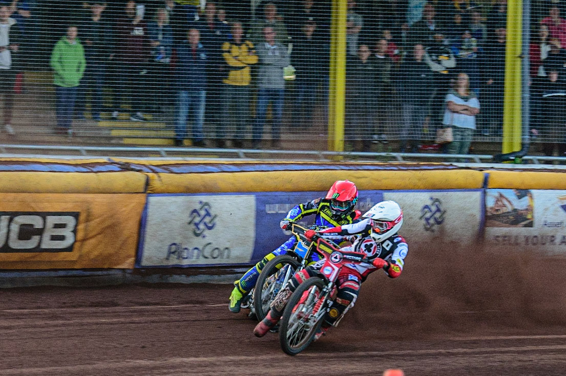 SHEFFIELD, UK. MAY 26TH  Max Fricke  (White) passes Adam Ellis  (Red) during the SGB Premiership match between Sheffield Tigers and Belle Vue Aces at Owlerton Stadium, Sheffield on Thursday 26th May 2022. (Credit: Ian Charles | MI News)