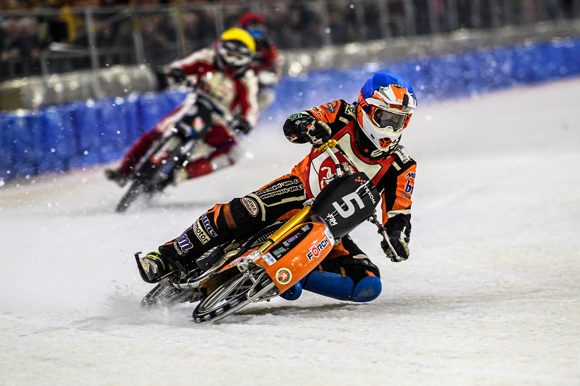 Lukáš Hutla of The Czech Republic in Blue leading rt12\ in Yellow during the Roelof Thijs Bokaal at Ice Rink Thialf, Heerenveen, The Netherlands on Friday 5th April 2024. (Photo: Ian Charles | MI News)