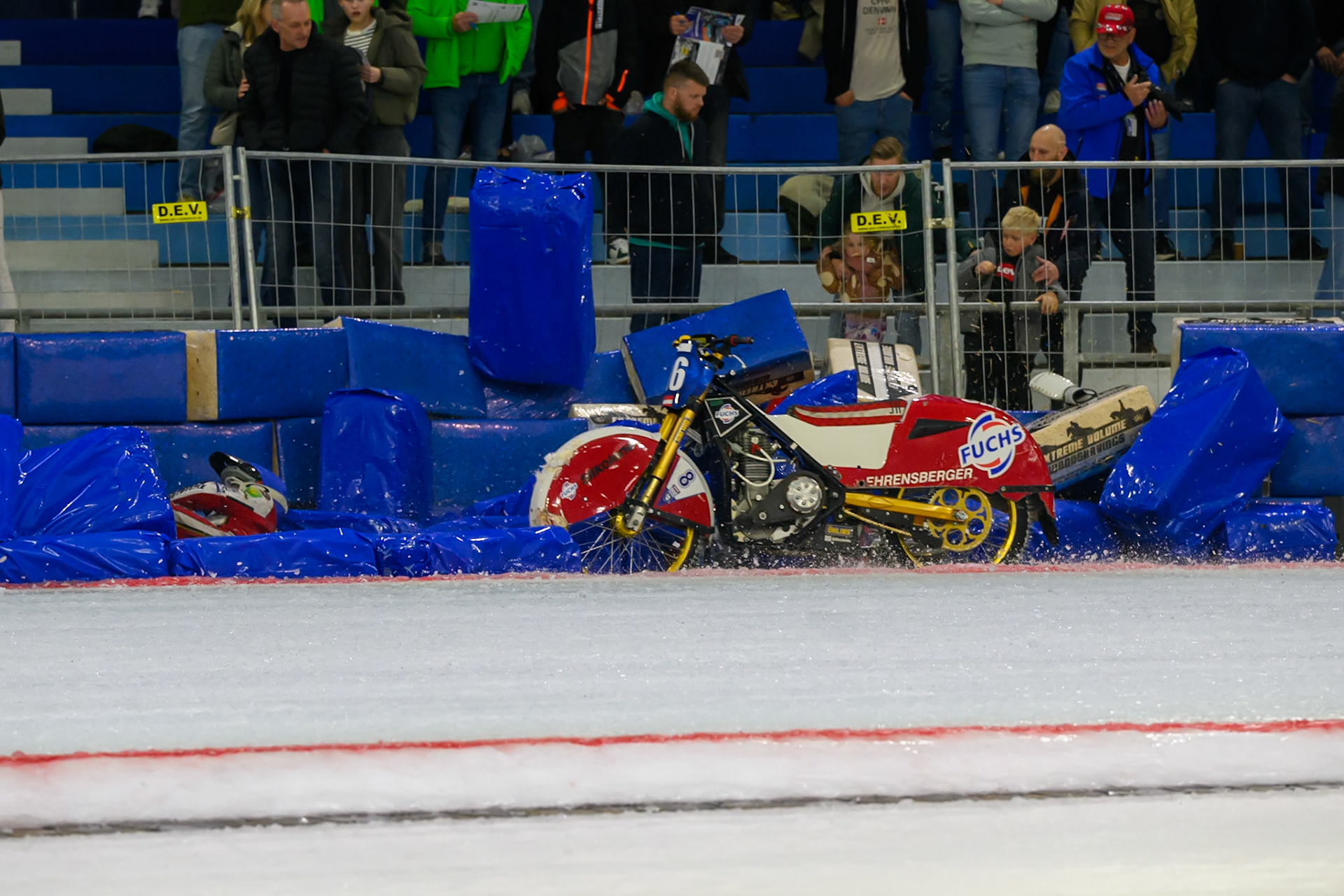 Simon Mayer of Germany in Red and Josef Kreuzberger of Austria in Blue collide and crash  during the ROELOF THIJS BOKAAL at Ice Rink Thialf, Heerenveen on Friday 10th April 2026.  (Photo: Ian Charles | MI News)