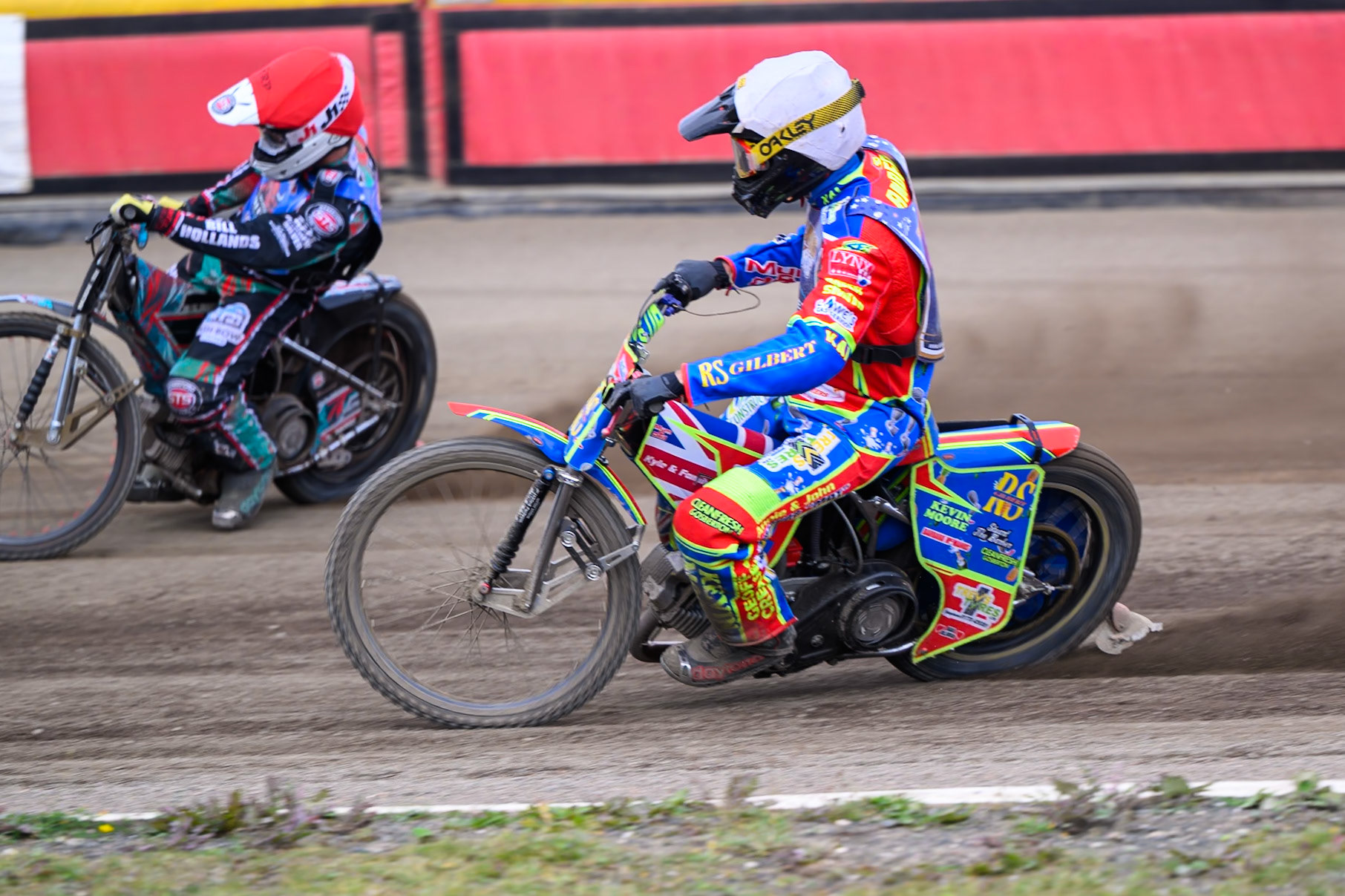 Simon Lambert of Kings Lynn Young Stars in White chases Alfie Bowtell of Buxton Bulls in Red  during the WSRA National Development League match between Buxton Bulls and King's Lynn Young Stars at Hi-Edge Speedway, Buxton on Sunday 9th August 2026. (Photo: Ian Charles | MI News)