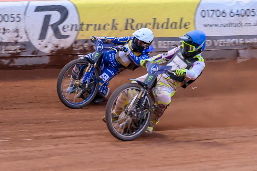 Wild Card Tom Brennan (16) of Great Britain in Blue rides inside Bartosz Zmarzlik (95) of Poland in White during the ATPI  FIM Speedway GP of Manchester at the National Speedway Stadium, Manchester on Friday 5th June 2026. (Photo: Ian Charles | MI News)