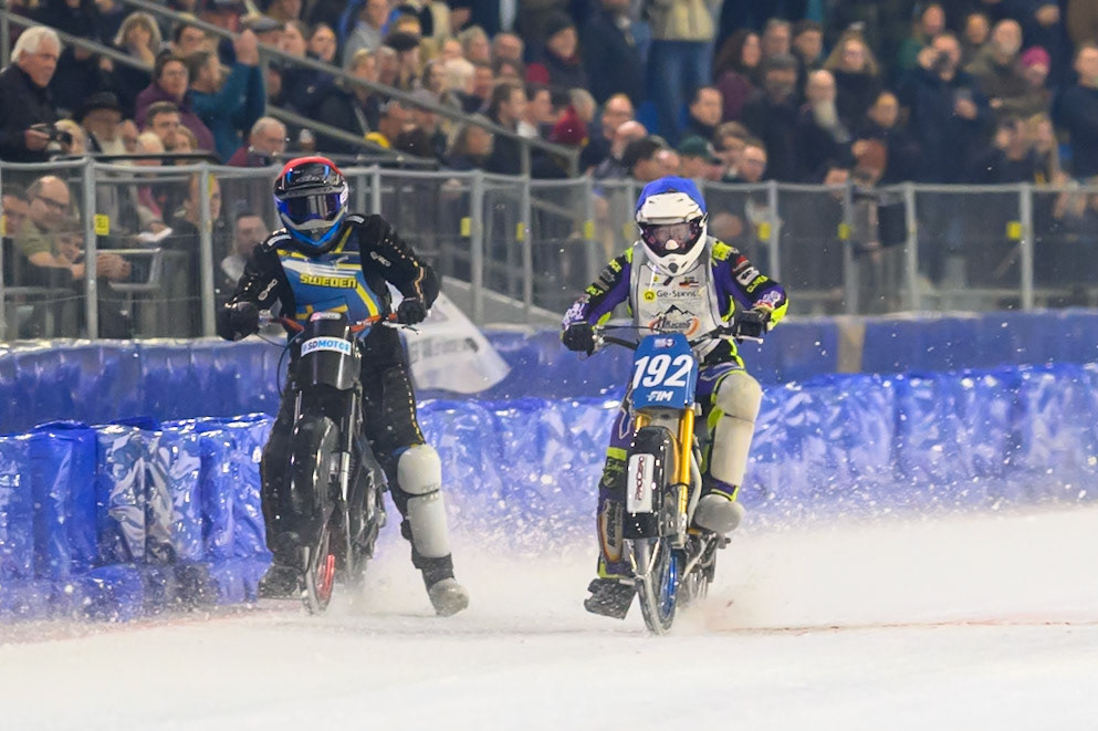 Paul Cooper of Great Britain in Blue beats Isak Dekkerhus of Sweden to the finish lineduring the ROELOF THIJS BOKAAL at Ice Rink Thialf, Heerenveen on Friday 10th April 2026.  (Photo: Ian Charles | MI News)