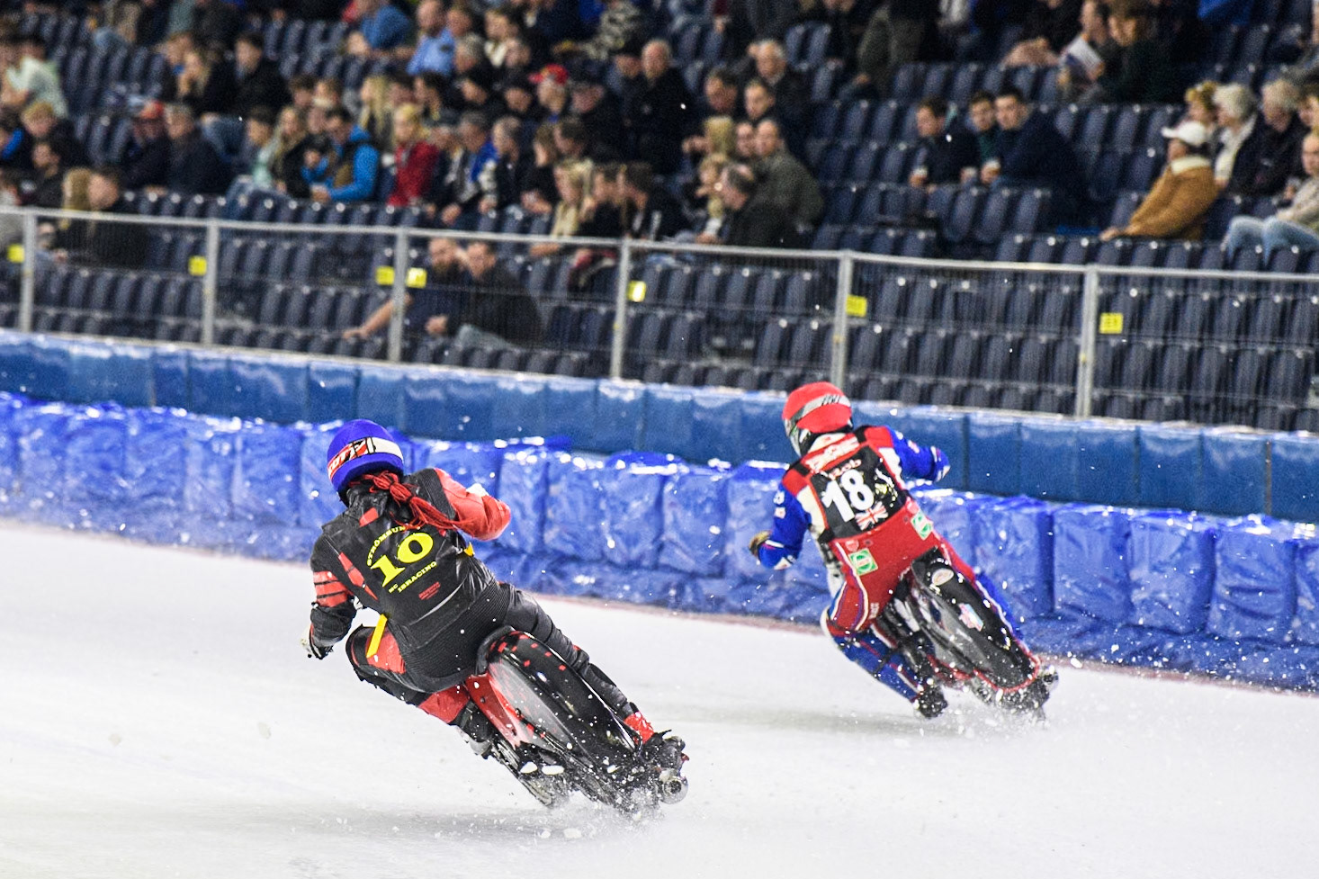 Annica Karlsson of Sweden in Blue rides inside Rob Irving of Great Britain in Red during the Roelof Thijs Bokaal, Ice Rink Thialf, Heerenveen, Netherlands on Friday 4th April 2025. (Photo: Ian Charles | MI News)