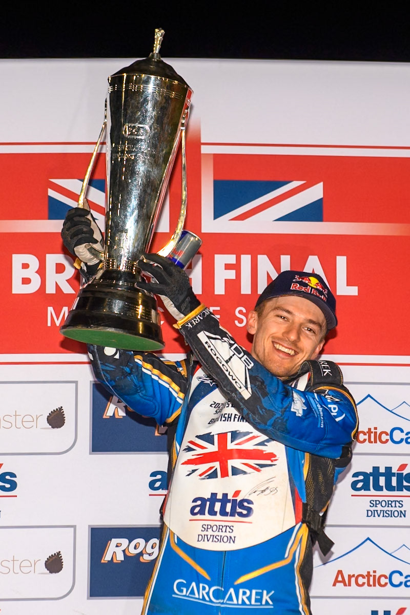 Robert Lambert raises the Trophy after winning the British Final during the Attis Insurance Sports Division British Final at the National Speedway Stadium, Manchester on Monday 12th May 2025. (Photo: Ian Charles | MI News)