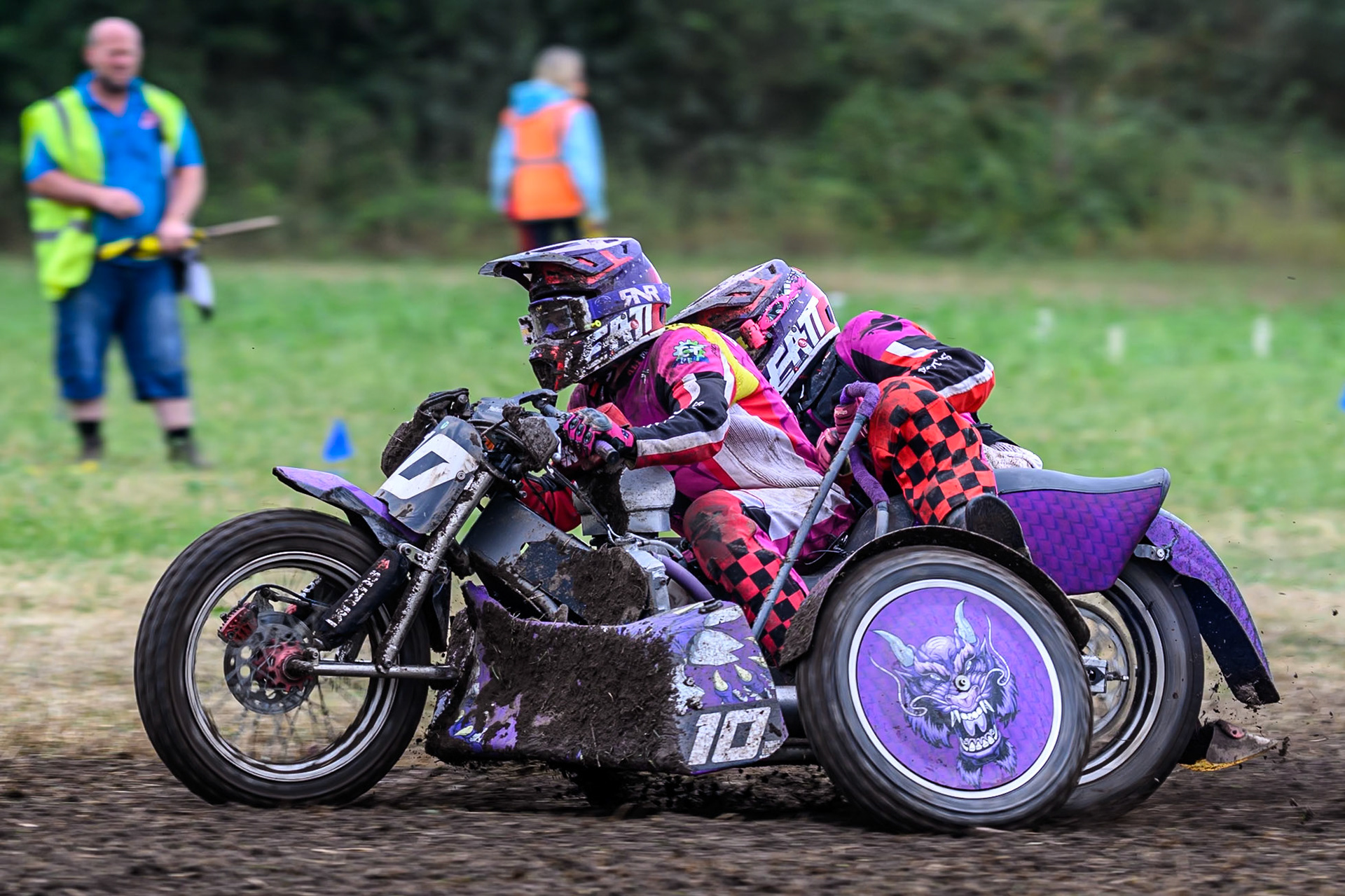 The Blondels (10) kick up the dirt in the 1000cc Sidecar class during the ACU Northern Grass Track Riders Championship at Cheshire Grass Track Club, Frog Lane, Knutsford, Cheshire on Sunday 20th July 2025. (Photo: Ian Charles | MI News)