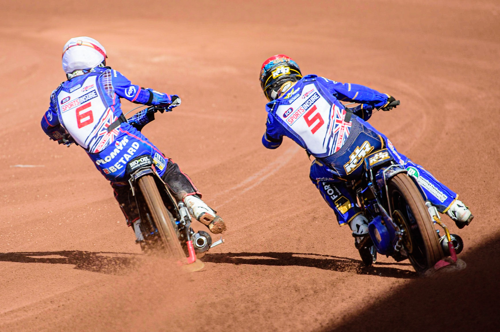 Dan Bewley  (White) passes Kyle Howarth  (Red) during the Sports Insure British Speedway Final, at the National Speedway Stadium, Manchester, on Sunday 18th September 2022. (Credit: Ian Charles | MI News )