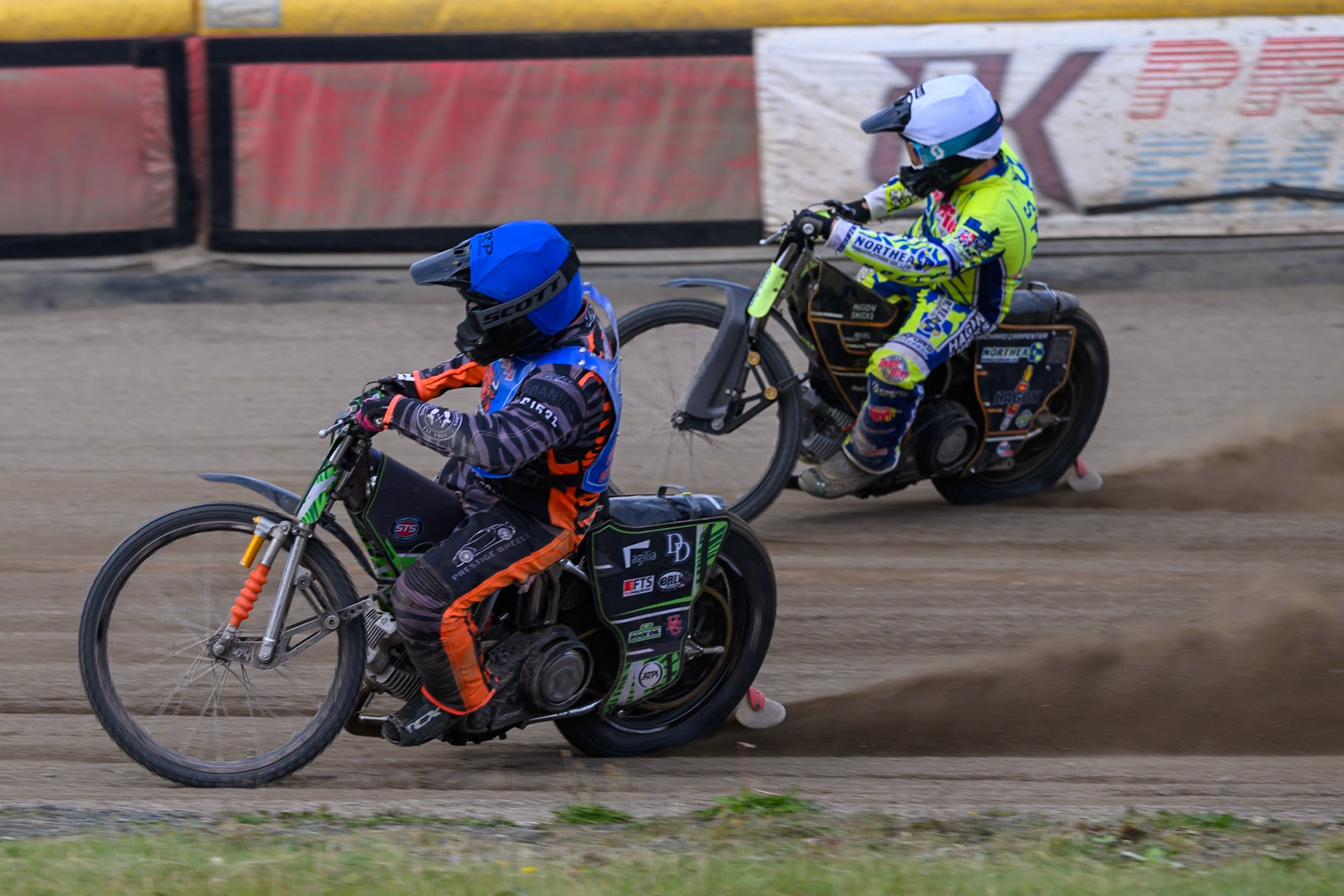 Jack Roberts of Buxton Bulls in Blue rides inside Ashton Vale of Oxford Chargers in White during the WSRA National Development League match between Buxton Bulls and Oxford Chargers at Hi-Edge Speedway, Buxton on Sunday 2nd August 2026. (Photo: Ian Charles | MI News)