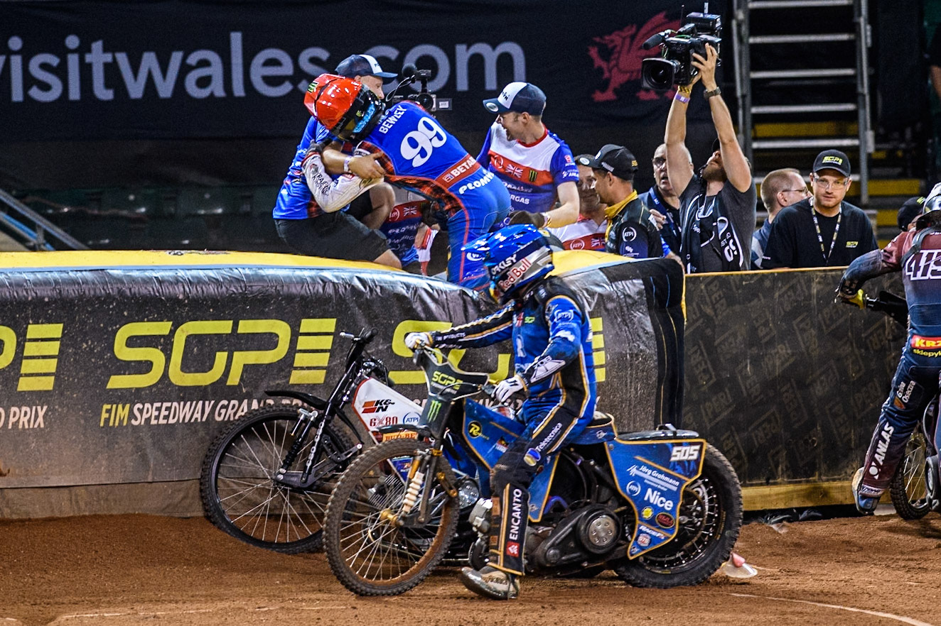 Daniel Bewley (99) of Great Britain celebrates his win in the Grand Final with his team during the FIM Speedway Grand Prix of Great Britain at The Principality Stadium, Cardiff on Saturday 17th August 2024. (Photo: Ian Charles | MI News)