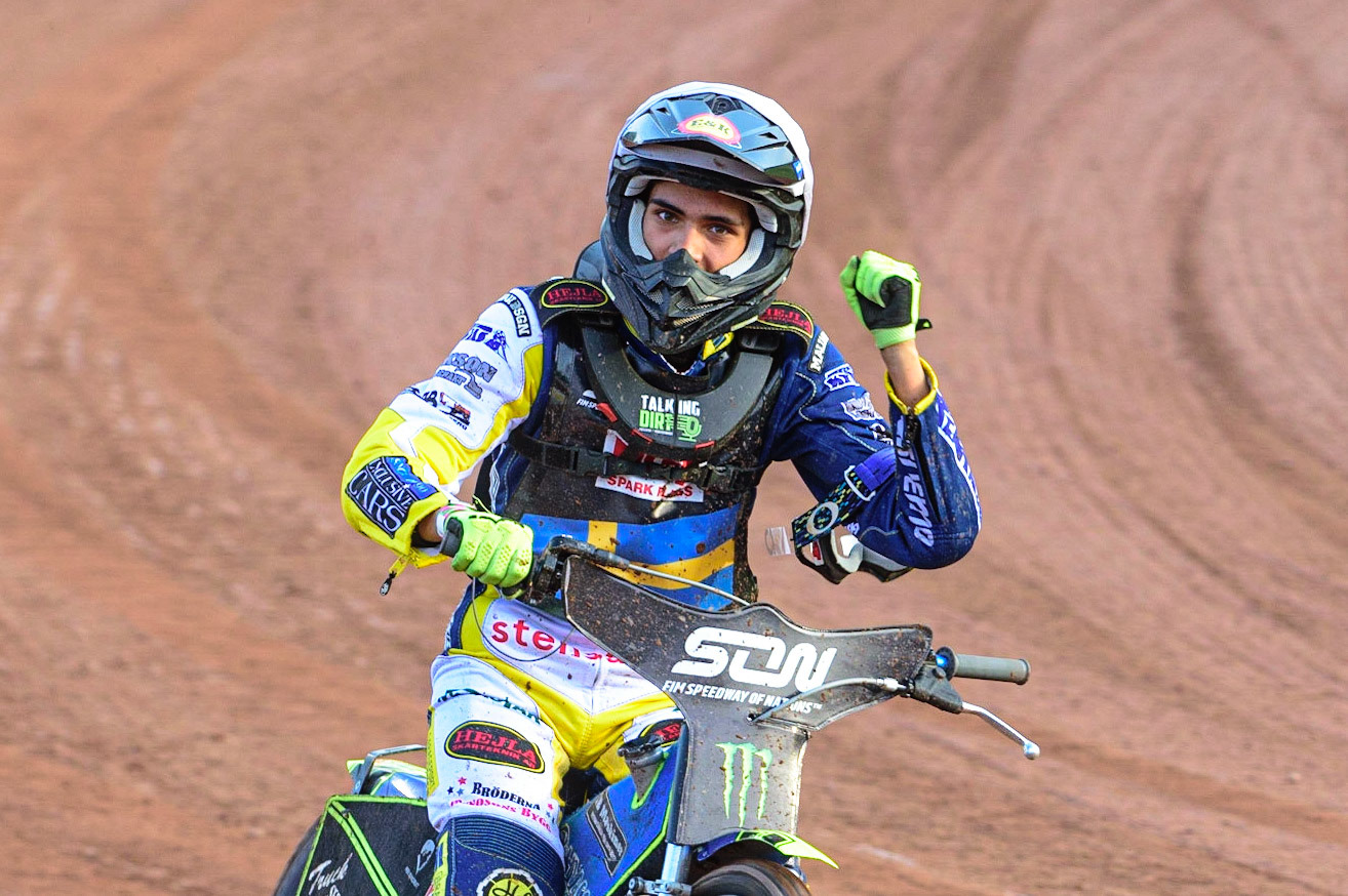 MANCHESTER, UK. OCT 16TH Philip Hellström-Bangs of Sweden acknowledges the crowd during the Monster Energy FIM Speedway of Nations at the National Speedway Stadium, Manchester on Saturday  16th October 2021. (Credit: Ian Charles | MI News)