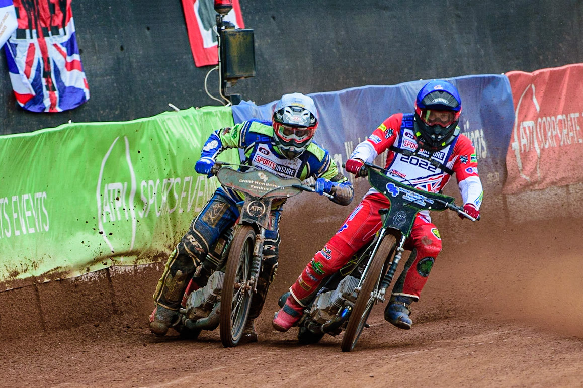 Craig Cook  (Blue) battles with Richie Worrall  (White) during the Sports Insure British Speedway Final, at the National Speedway Stadium, Manchester, on Sunday 18th September 2022. (Credit: Ian Charles | MI News )