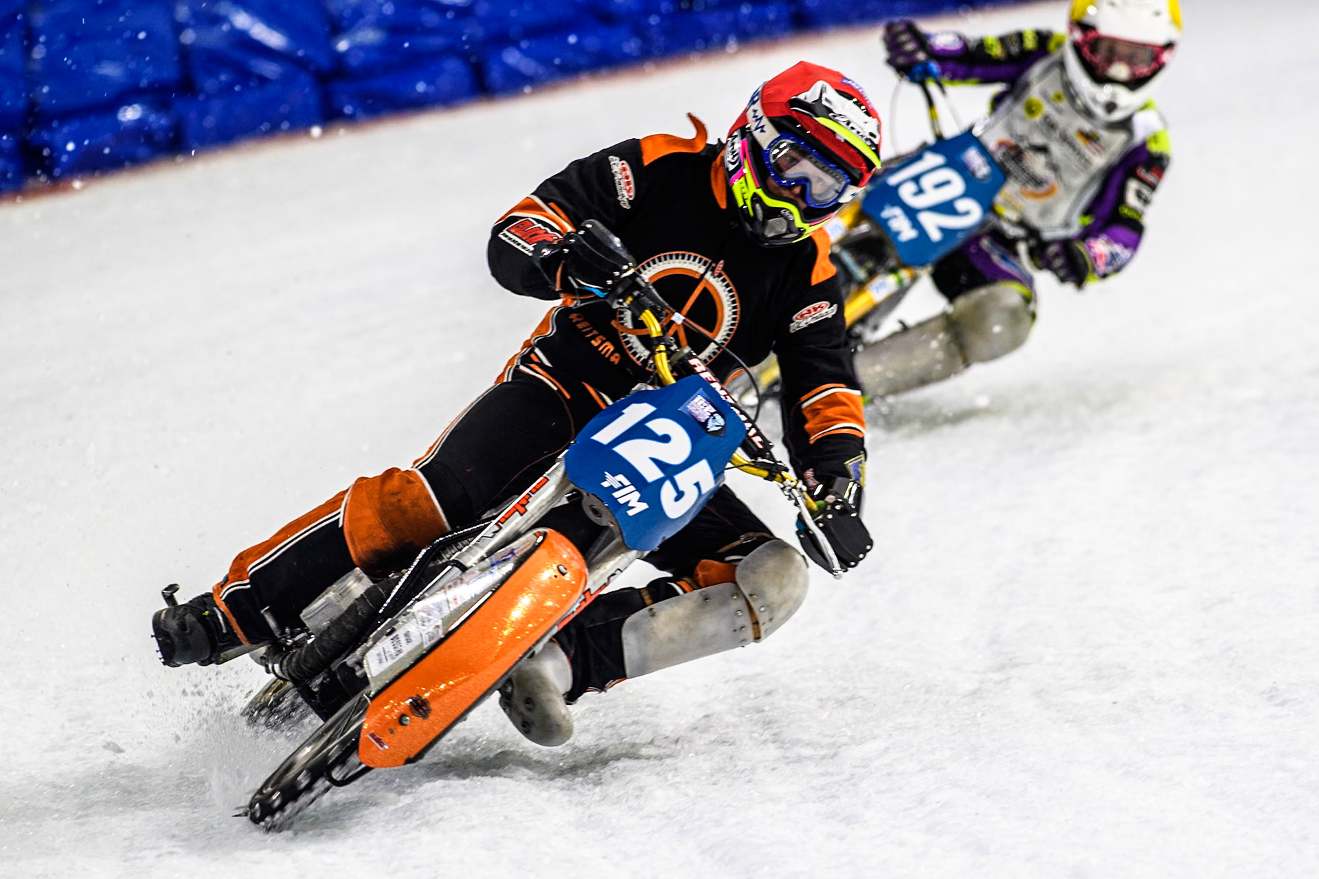Sebastian Reitsma of The Netherlands in Red leading Paul Cooper of Great Britain in Yellow during the Roelof Thijs Bokaal, Ice Rink Thialf, Heerenveen, Netherlands on Friday 4th April 2025. (Photo: Ian Charles | MI News)