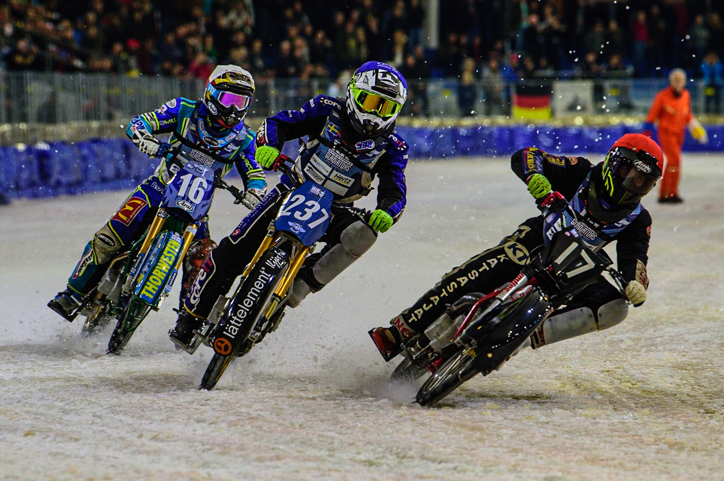 HEERENVEEN, NL. Henri Ahlbom (17)(Red) inside Jimmy Hörrnell (237) (Blue) and Luca Bauer (16) (White)  during the FIM Ice Speedway Gladiators World Championship Final 4 at Ice Rink Thialf, Heerenveen on Sunday  3 April 2022. (Credit: Ian Charles | MI News)