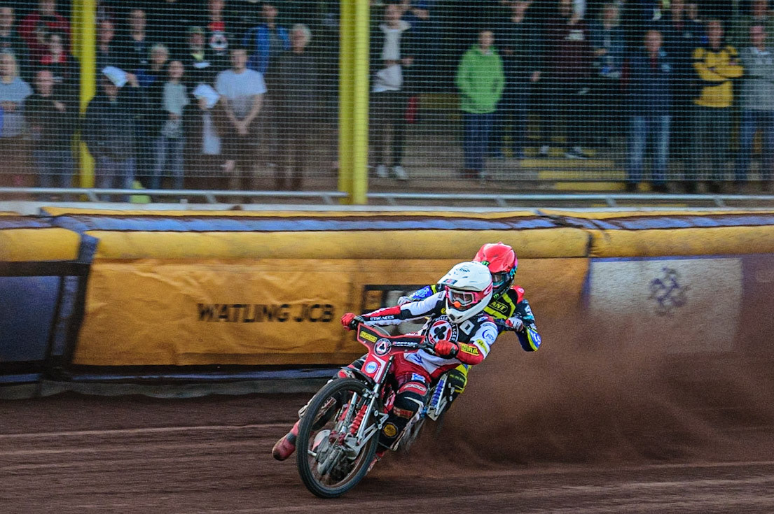 SHEFFIELD, UK. MAY 26TH  Max Fricke  (White) passes Adam Ellis  (Red) during the SGB Premiership match between Sheffield Tigers and Belle Vue Aces at Owlerton Stadium, Sheffield on Thursday 26th May 2022. (Credit: Ian Charles | MI News)