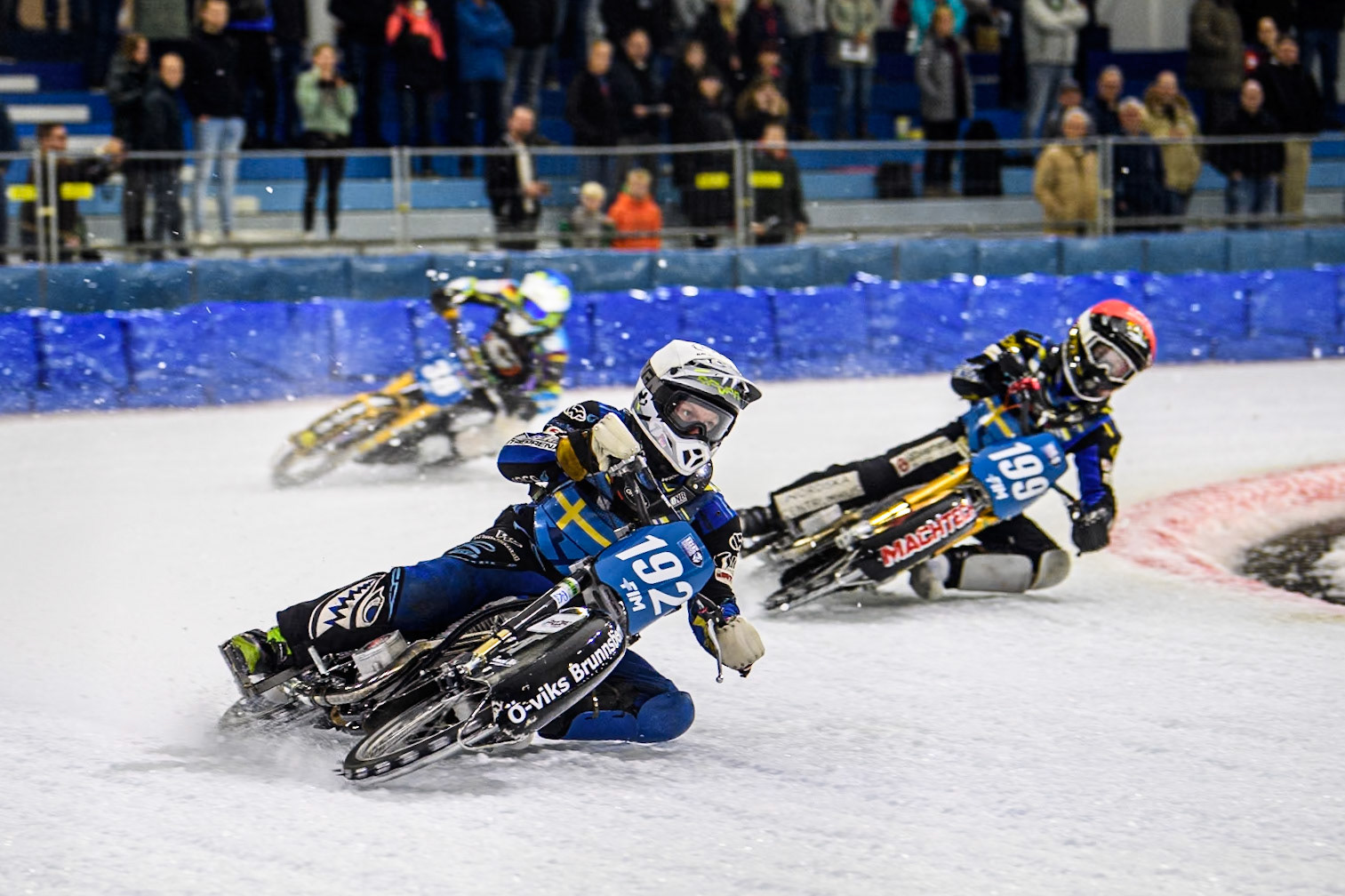 Heat 20: Niclas Svensson (192) of Sweden in White leading Martin Haarahiltunen (199) of Sweden in Red during the FIM Ice Speedway Gladiators World Championship, Final 4 at the Ice Stadium, Thialf, Heerenveen on Sunday 6th April 2025. (Photo: Ian Charles | MI News)