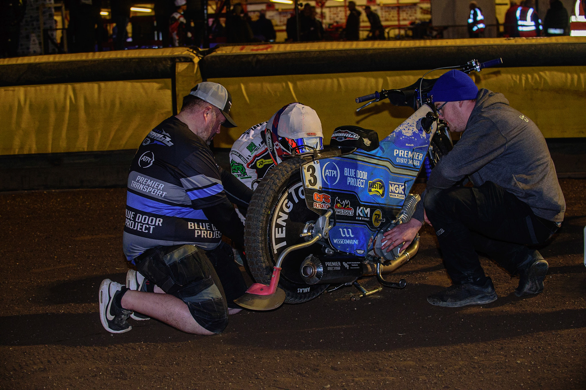 PETERBOROUGH, UK. OCT 14TH Steve Worrall   and his mechanics work on his bike  during the SGB Premiership Grand Final 2nd leg between Peterborough and Belle Vue Aces at East of England Showground, Peterborough on Thursday 14th October 2021. (Credit: Ian Charles | MI News)