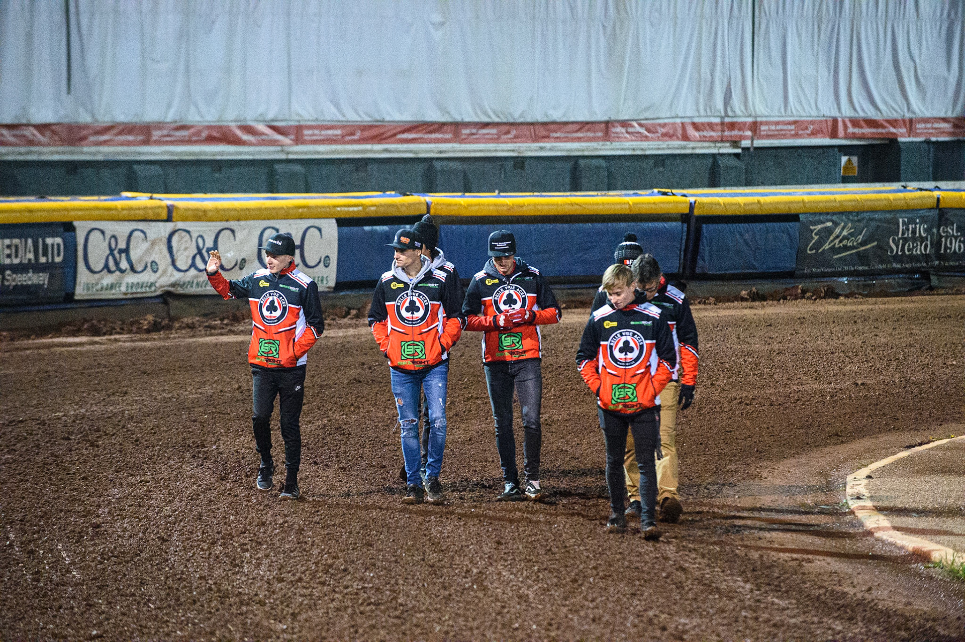 SHEFFIELD, UK. OCT 4THBelle Vue BikeRight Aces  acknowledge the fans who have made the journey over to Sheffield, whilst on their track walk during the SGB Premiership Semi Final Playoff 1st Leg between Sheffield Tigers and Belle Vue Aces at Owlerton Stadium, Sheffield on Monday 4th October 2021. (Credit: Ian Charles | MI News)