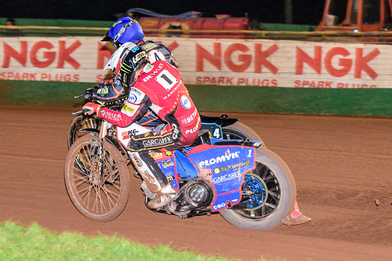 Dan Bewley  (White) chases Ryan Douglas  (Blue) during the SGB Premiership Knock Out Cup Quarter Final 1st Leg between Wolverhampton Wolves and Belle Vue Aces at Monmore Green Stadium, Wolverhampton on Monday 10th April 2023. (Photo: Ian Charles | MI News)