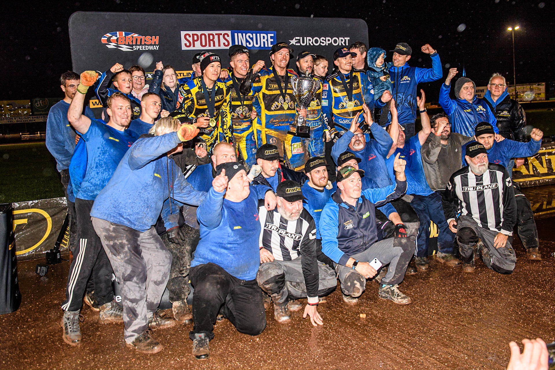 The Sheffield Tigers and track staff after winning the Grand Final during the Sports Insure Premiership Grand Final Second Leg match between Sheffield Tigers and Ipswich Witches at Owlerton Stadium, Sheffield on Thursday 5th October 2023. (Photo: Ian Charles | MI News)