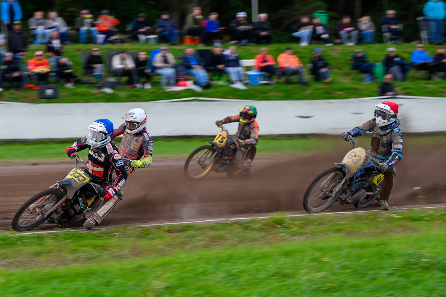 Kenneth Kruse Hansen (333) of Denmark in Blue rides inside Jake Mulford (72) of Great Britain in White Dave Meijerink (63) of The Netherlands in Red and Wild Card Rider Romano Hummel (15) of The Netherlands in Green during the FIM Long Track World Championship Final 4, at the Speed Centre Roden, Netherlands on Sunday 21st September 2025. (Photo: Ian Charles | MI News)during the FIM Long Track World Championship Final 4, at the Speed Centre, Roden on Sunday 21st September 2025. (Photo: Ian Charles | MI News)