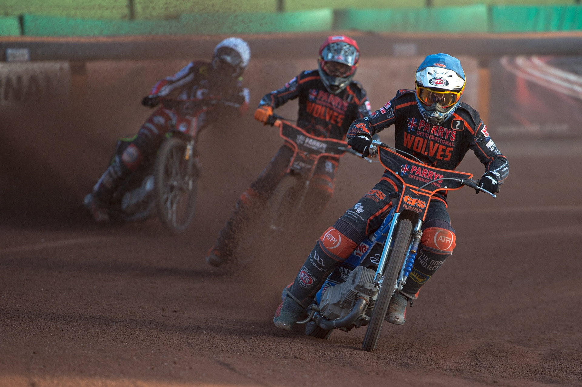 WOLVERHAMPTON, UK. JUN 20TH Steve Worrall  (Blue) leads Sam Masters  (Red), and Tom Brennan  (White) during the SGB Premiership match between Wolverhampton Wolves and Belle Vue Aces at Monmore Green Stadium, Wolverhampton on Monday 20th June 2022. (Credit: Ian Charles | MI News)