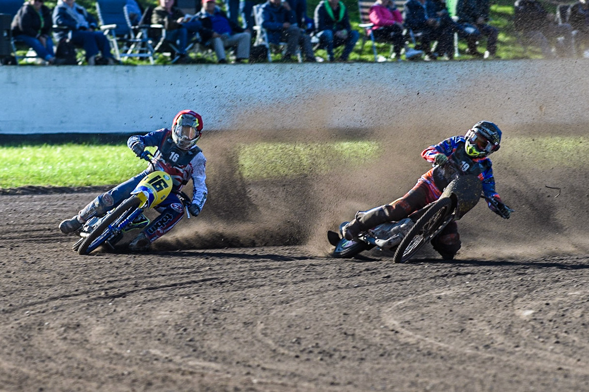 Romano Hummel (Blue) passes Chris Harris (Red) on the inside during the FIM Long Track Of Nations event at the Speed Centre Roden on Sunday 24th September 2023. (Photo: Ian Charles | MI News)