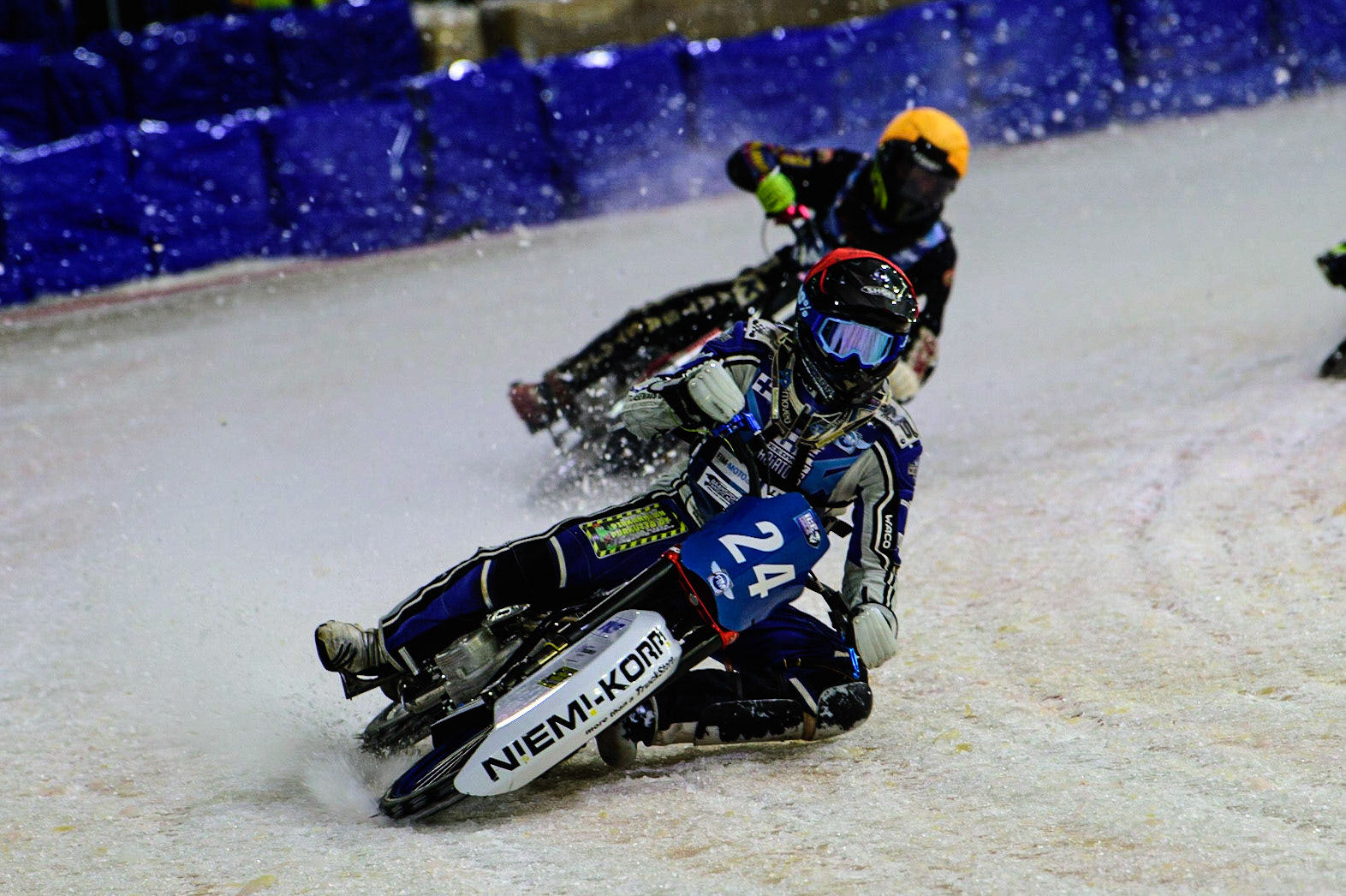 HEERENVEEN, NL.  Max Koivula (24) (Red) leads Henri Ahlbom (17) (Yellow) during the FIM Ice Speedway Gladiators World Championship Final 4 at Ice Rink Thialf, Heerenveen on Sunday  3 April 2022. (Credit: Ian Charles | MI News)