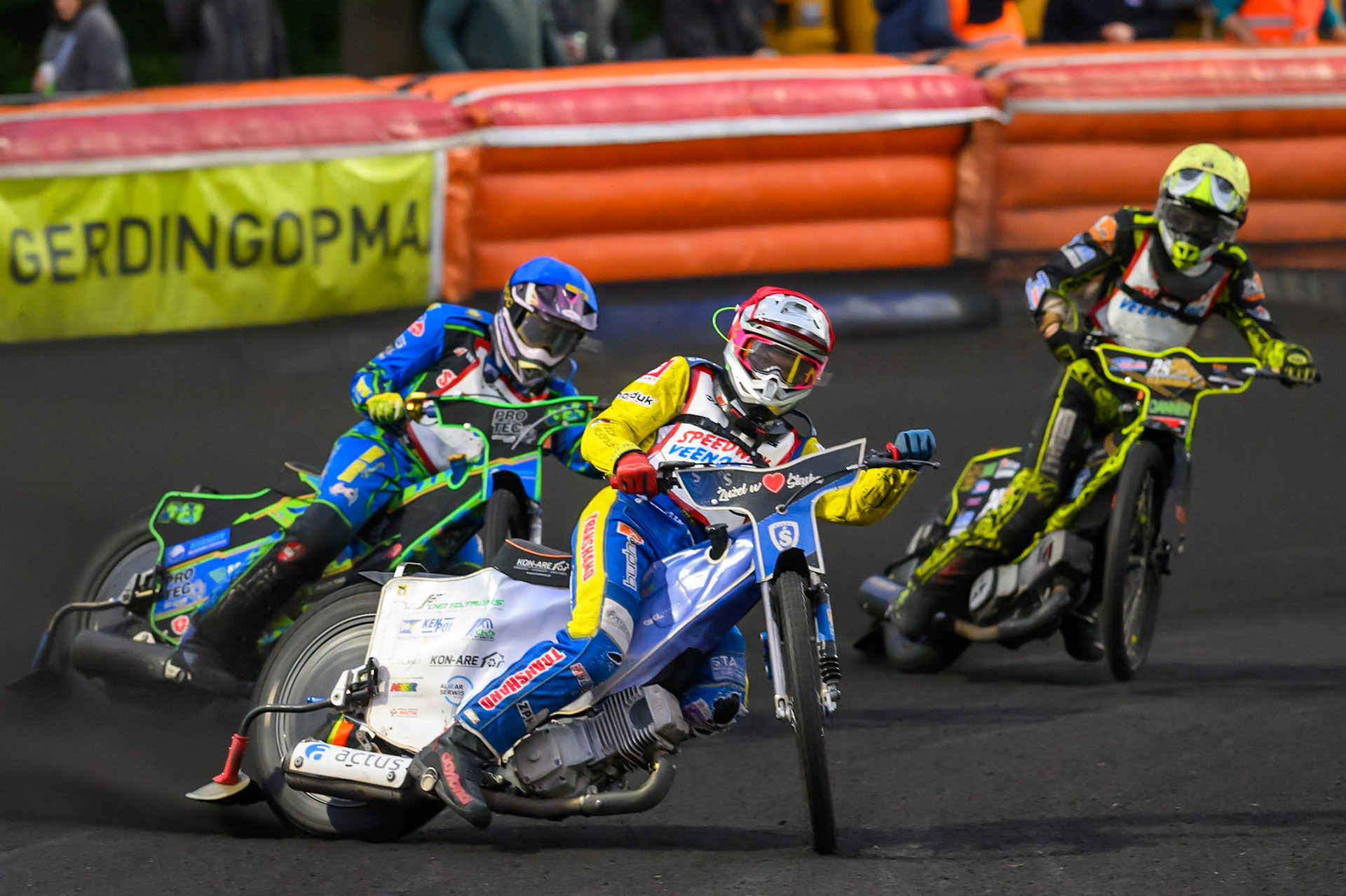 Leon Sziegiel of Poland in Red leading Michael West of Australia in Blue and Dominic Hamming of The Netherlands  in Yellow during the Gouden KENNY Helm at Speedway Veenoord, Veenoord in the Netherlands on Saturday 19th September 2026. (Photo: Ian Charles | MI News)