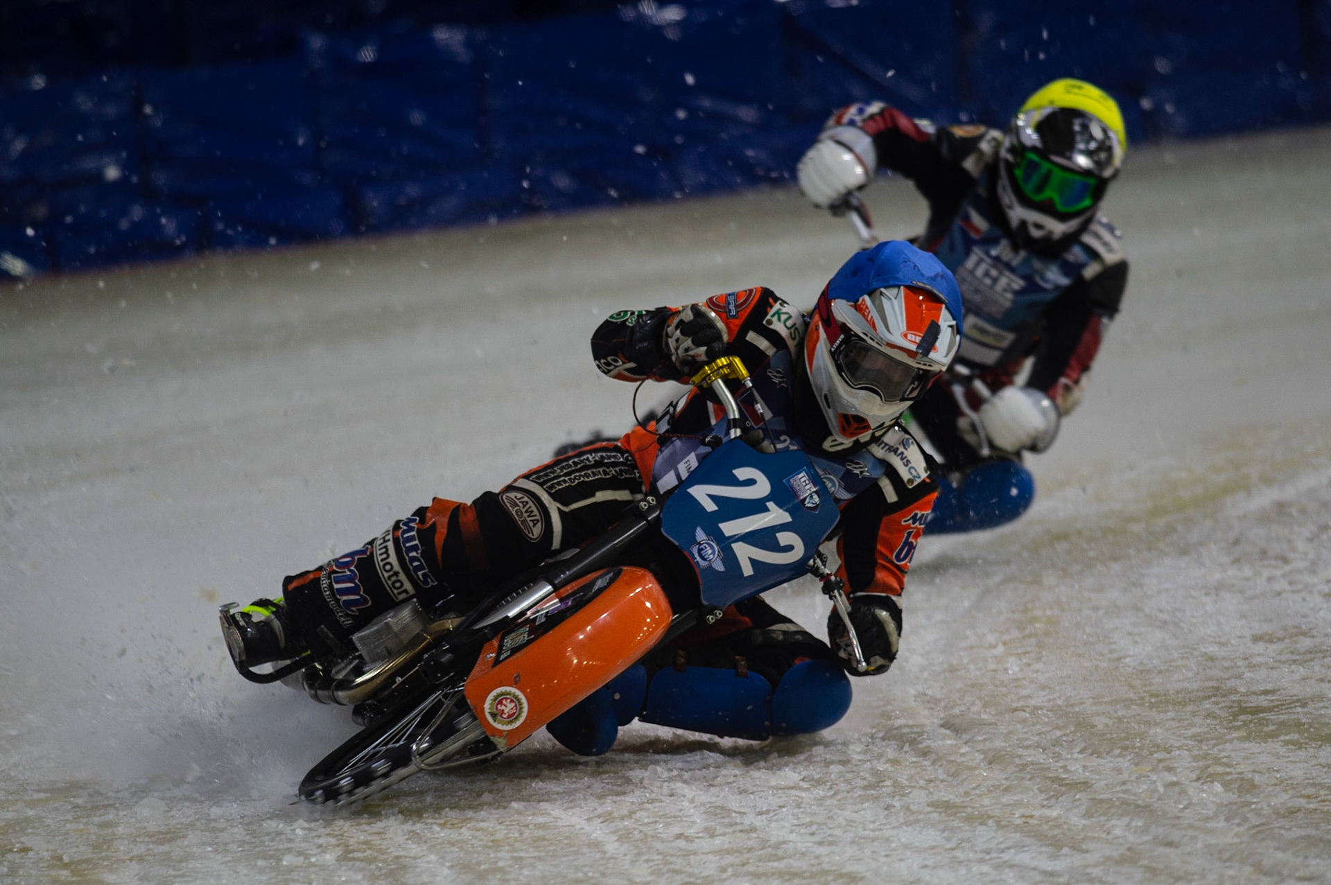 HEERENVEEN, NL. Lukas Hutla (212) (Blue) leads Andrej Divis (107) (Yellow) during the FIM Ice Speedway Gladiators World Championship Final 3 at Ice Rink Thialf, Heerenveen on Saturday  2 April 2022. (Credit: Ian Charles | MI News)