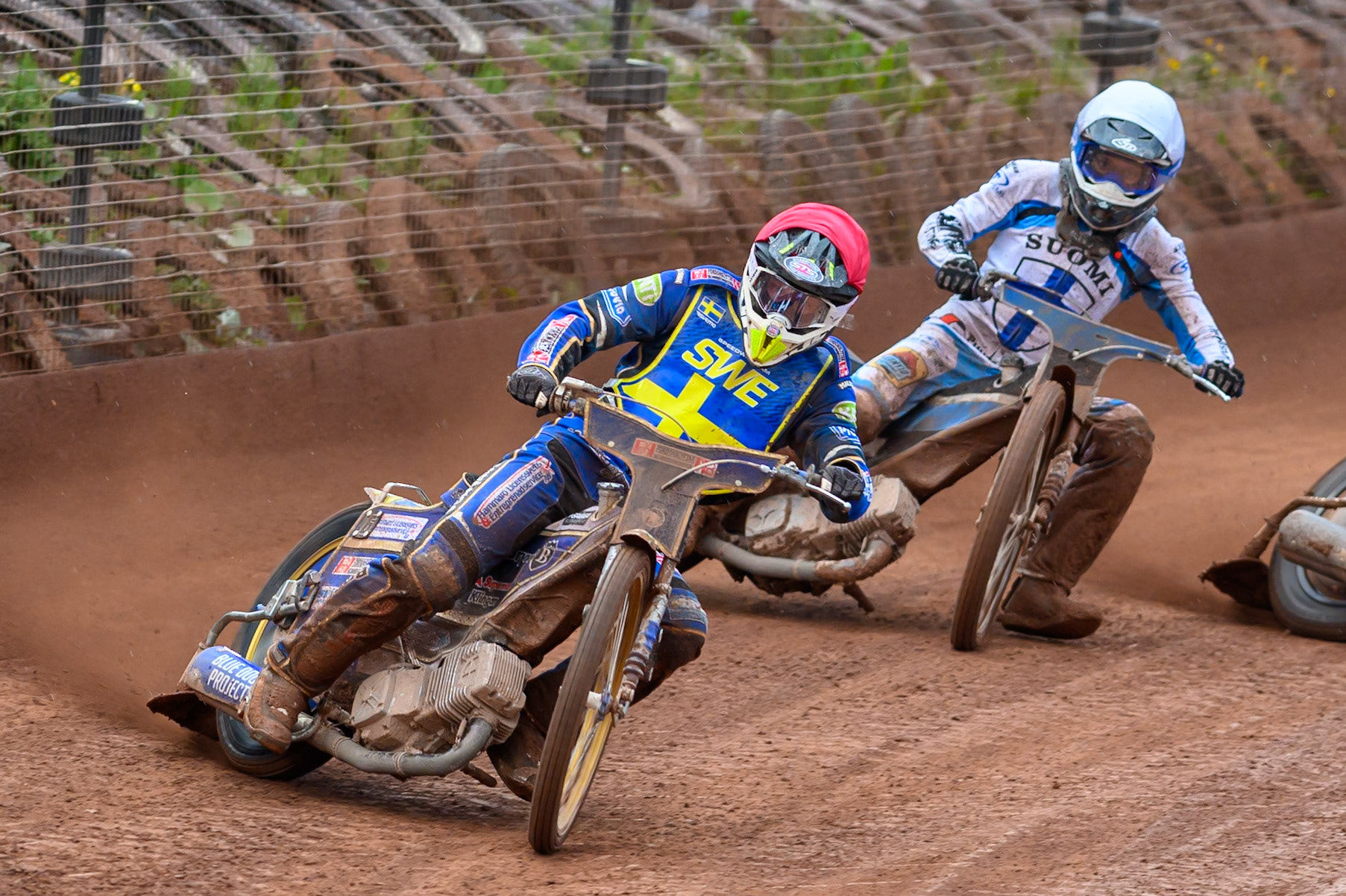 Victor Palovaara of Sweden in Red leading Antti Vuolas of Finland in White during the Speedway GP Qualifying Round 3 at Allied Ashfield Stadium, Glasgow on Saturday 30th May 2026. (Photo: Ian Charles | MI News)
