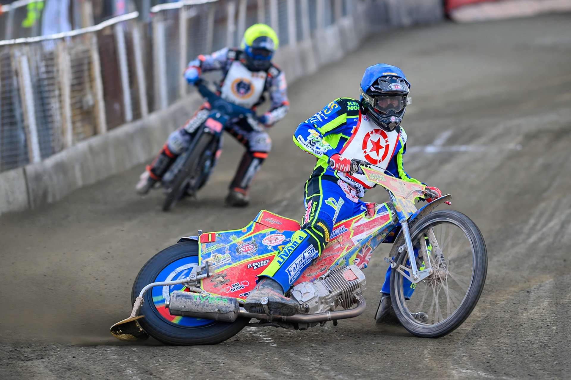 Simon Lambert of 'The Potters'  in Blue leading Jack Kingston of 'The Wolves'  in Yellow during the Regina Chains Fours at Buxton Speedway, Buxton on Sunday 5th April 2026. (Photo: Ian Charles | MI News)