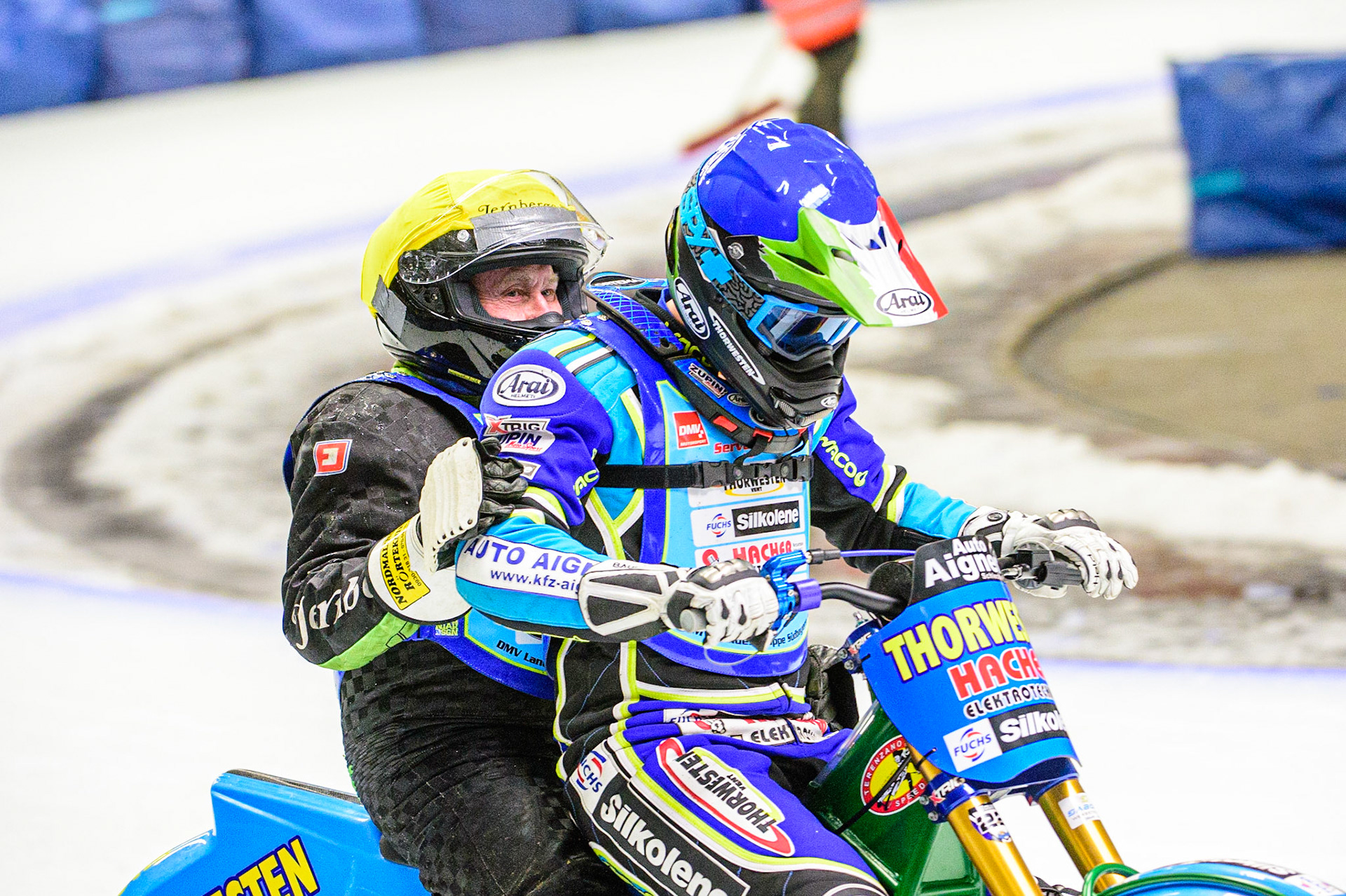 Luca Bauer gives Per-Olof Serenius a lift back to the pits during the Race of Legends at the Max-Aicher-Arena, Inzell on Friday 17th March 2023. (Photo: Ian Charles | MI News)
