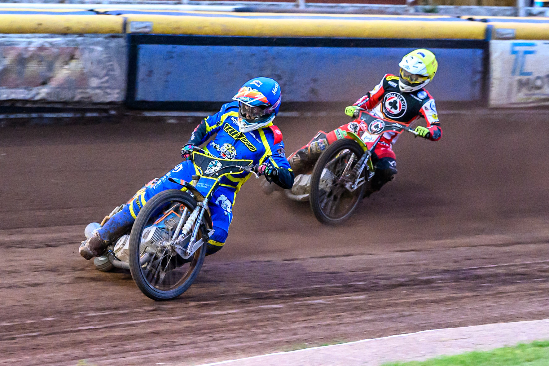 Nick Morris of Sheffield Tigers  in Blue leading Tate Zischke of Belle Vue Aces   in Yellow during the Rowe Motor Oil Premiership match between Sheffield Tigers and Belle Vue Aces at Owlerton Stadium, Sheffield on Monday 11th August 2025. (Photo: Ian Charles | MI News)