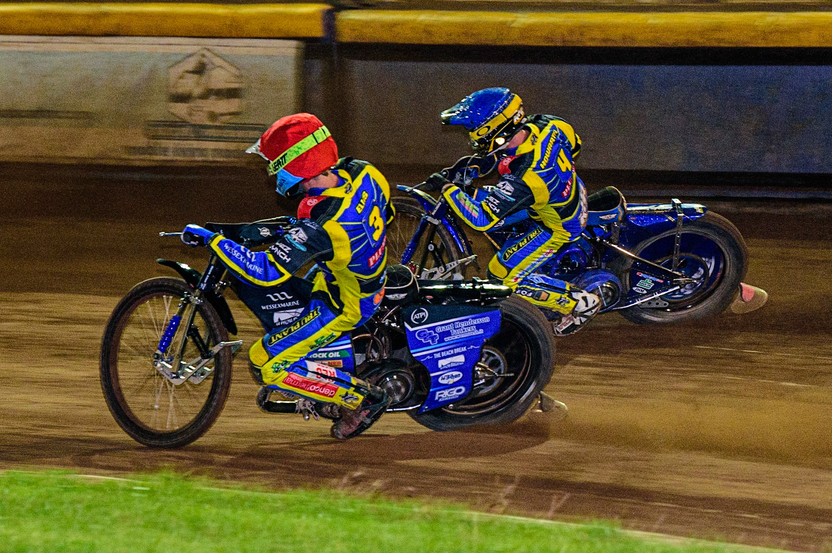 Adam Ellis  (Red) and Kyle Howarth  (Blue) go for maximum points during the SGB Premiership match between SheffieldTigers and Belle Vue Aces at Owlerton Stadium, Sheffield on Thursday 22nd September 2022. (Credit: Ian Charles | MI News)