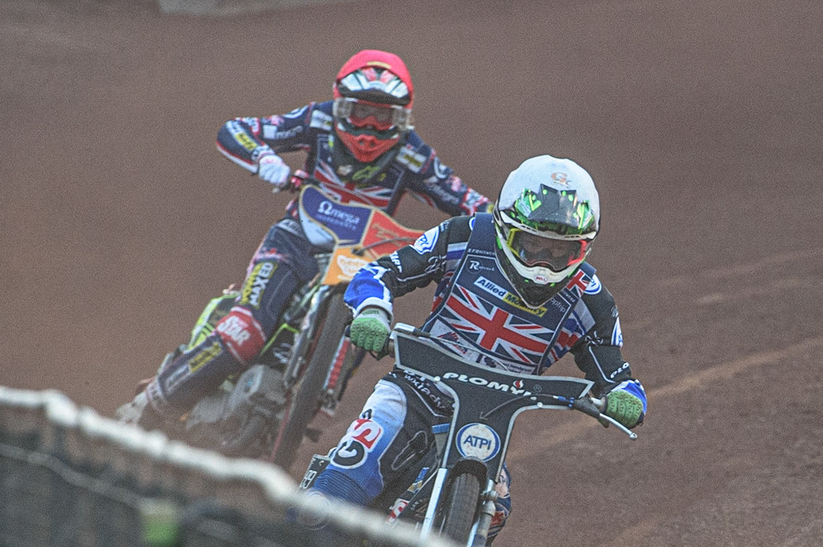 GLASGOW, UK. JUNE 19TH.  Dan Bewley (Great Britain)(White) leads Drew Kemp (Reserve) (Great Britain) (Red)  during the FIM Speedway Grand Prix Qualifying Round at the Peugeot Ashfield Stadium, Glasgow on Saturday 19th June 2021. (Credit: Ian Charles | MI News)