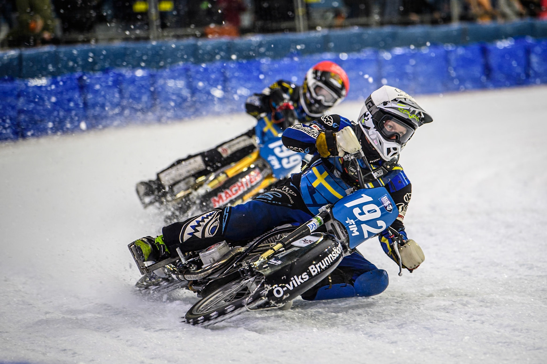 Heat 20: Niclas Svensson (192) of Sweden in White leading Martin Haarahiltunen (199) of Sweden in Red during the FIM Ice Speedway Gladiators World Championship, Final 4 at the Ice Stadium, Thialf, Heerenveen on Sunday 6th April 2025. (Photo: Ian Charles | MI News)