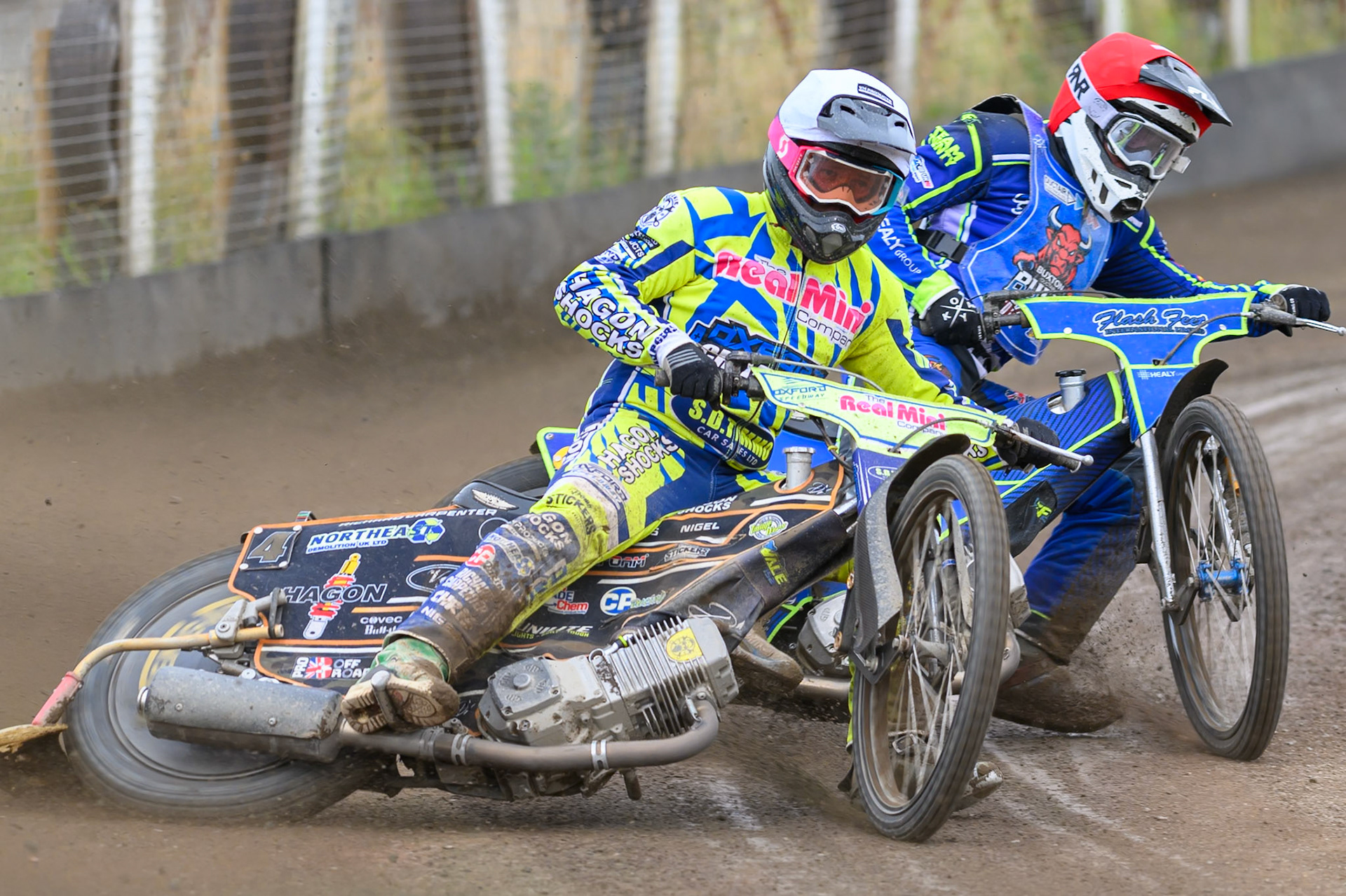 Ashton Vale of Oxford Chargers in White rides outside Arran Butcher of Buxton Bulls in Red during the WSRA National Development League match between Buxton Bulls and Oxford Chargers at Hi-Edge Speedway, Buxton on Sunday 2nd August 2026. (Photo: Ian Charles | MI News)