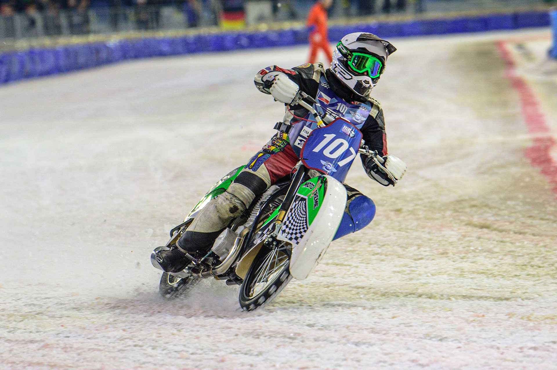 HEERENVEEN, NL. Andrej Divis (107) had to ride alone in heat 18 after all the other riders withdrew or were disqualified  during the FIM Ice Speedway Gladiators World Championship Final 4 at Ice Rink Thialf, Heerenveen on Sunday  3 April 2022. (Credit: Ian Charles | MI News)