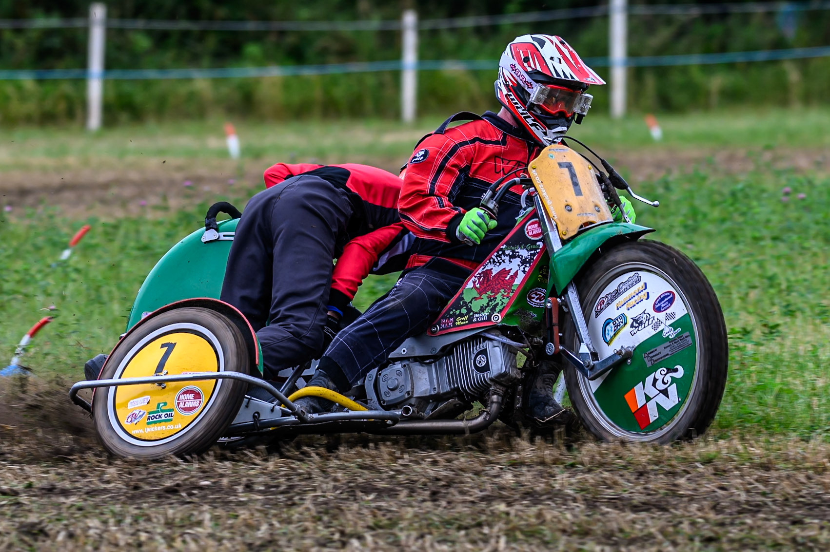 Barrie Bennett and Rowan Lucas (7) in action in the 500cc Sidecar Class during the ACU Northern Grass Track Riders Championship at Cheshire Grass Track Club, Frog Lane, Knutsford, Cheshire on Sunday 20th July 2025. (Photo: Ian Charles | MI News)