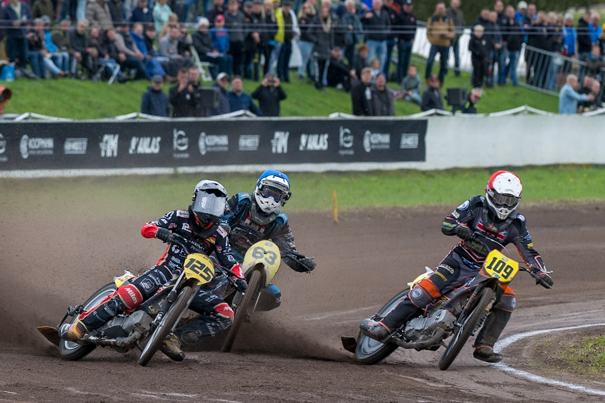 Zach Wajtknecht (109) of Great Britain in Red rides inside Lukas Fienhage (125) of Germany in White and Dave Meijerink (63) of The Netherlands in Blue during the FIM Long Track World Championship Final 4, at the Speed Centre Roden, Netherlands on Sunday 21st September 2025. (Photo: Ian Charles | MI News)during the FIM Long Track World Championship Final 4, at the Speed Centre, Roden on Sunday 21st September 2025. (Photo: Ian Charles | MI News)