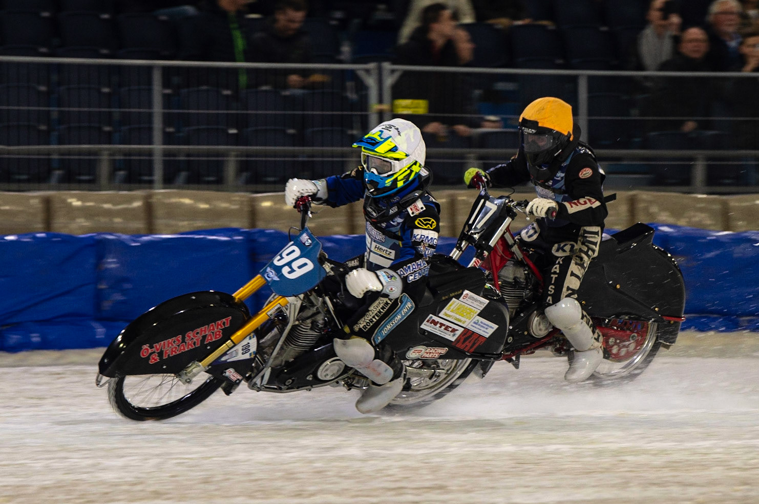 HEERENVEEN, NL. Martin Hååruhiltunen (199)  (White) leads Henri Ahlbom (17) (Yellow) during the FIM Ice Speedway Gladiators World Championship Final 3 at Ice Rink Thialf, Heerenveen on Saturday  2 April 2022. (Credit: Ian Charles | MI News)
