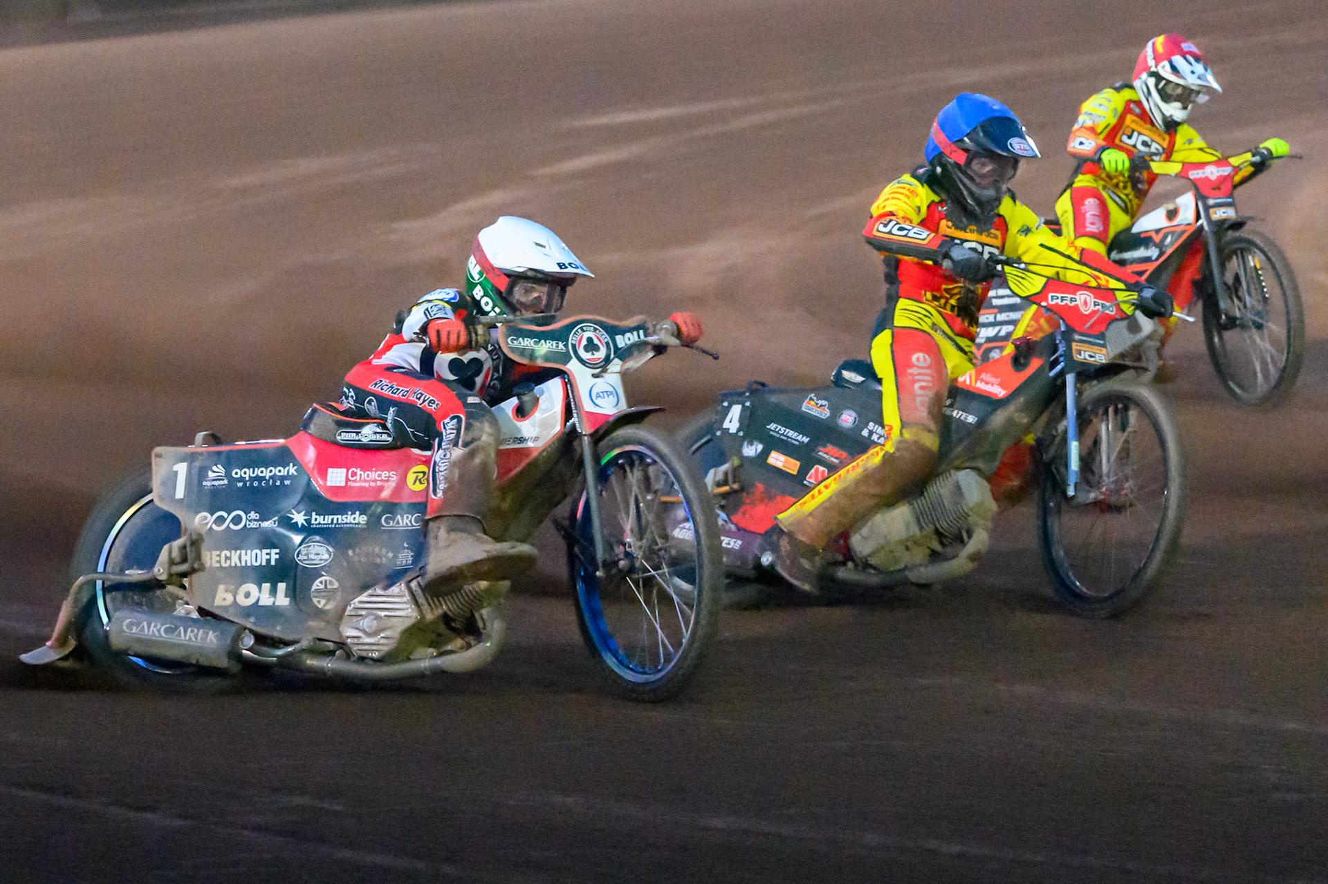 Brady Kurtz of Belle Vue Aces in White rides outside Dan Thompson of Leicester Lions in Blue  and Sam Masters of Leicester Lions in Red  during the Rowe Motor Oil Premiership match between Leicester Lions and Belle Vue Aces at the Hydroscan Arena, Leicester on Monday 7th September 2026. (Photo: Ian Charles | MI News)