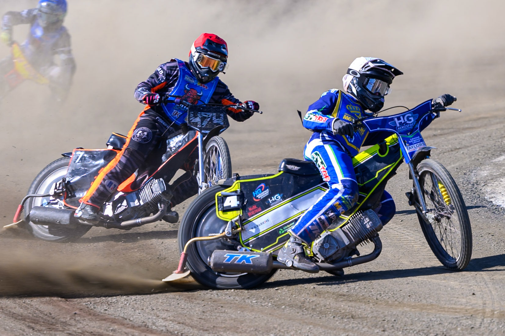 Vinnie Foord of Edinburgh Monarchs Academy in White leading Jack Roberts of Buxton Bulls in Red during the WSRA National Development League match between Buxton Bulls and Edinburgh Monarchs Academy at Hi-Edge Speedway, Buxton on Sunday 14th June 2026. (Photo: Ian Charles | MI News)
