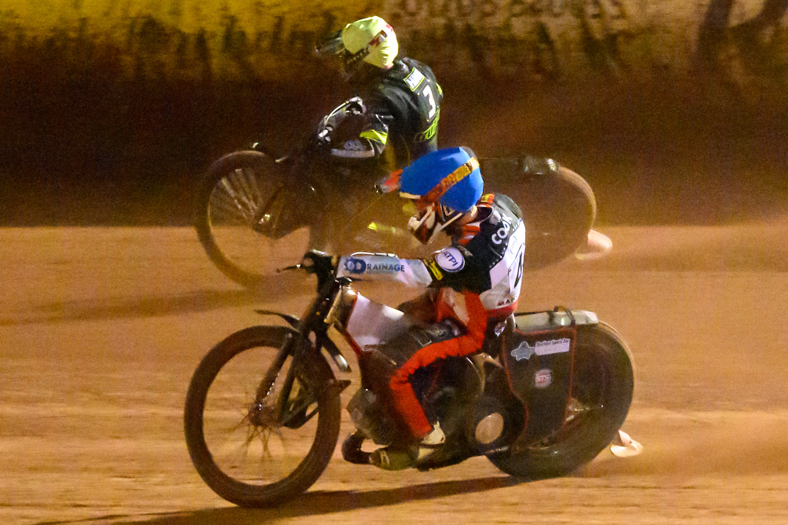 Zach Cook of Belle Vue Aces in Blue on the inside of Danny King of Ipswich Witches in Yellow during the Rowe Motor Oil Premiership Play Off Semi Final 2nd leg match between Belle Vue Aces and Ipswich Witches at the National Speedway Stadium, Manchester on Monday 28th September 2026. (Photo: Ian Charles | MI News)