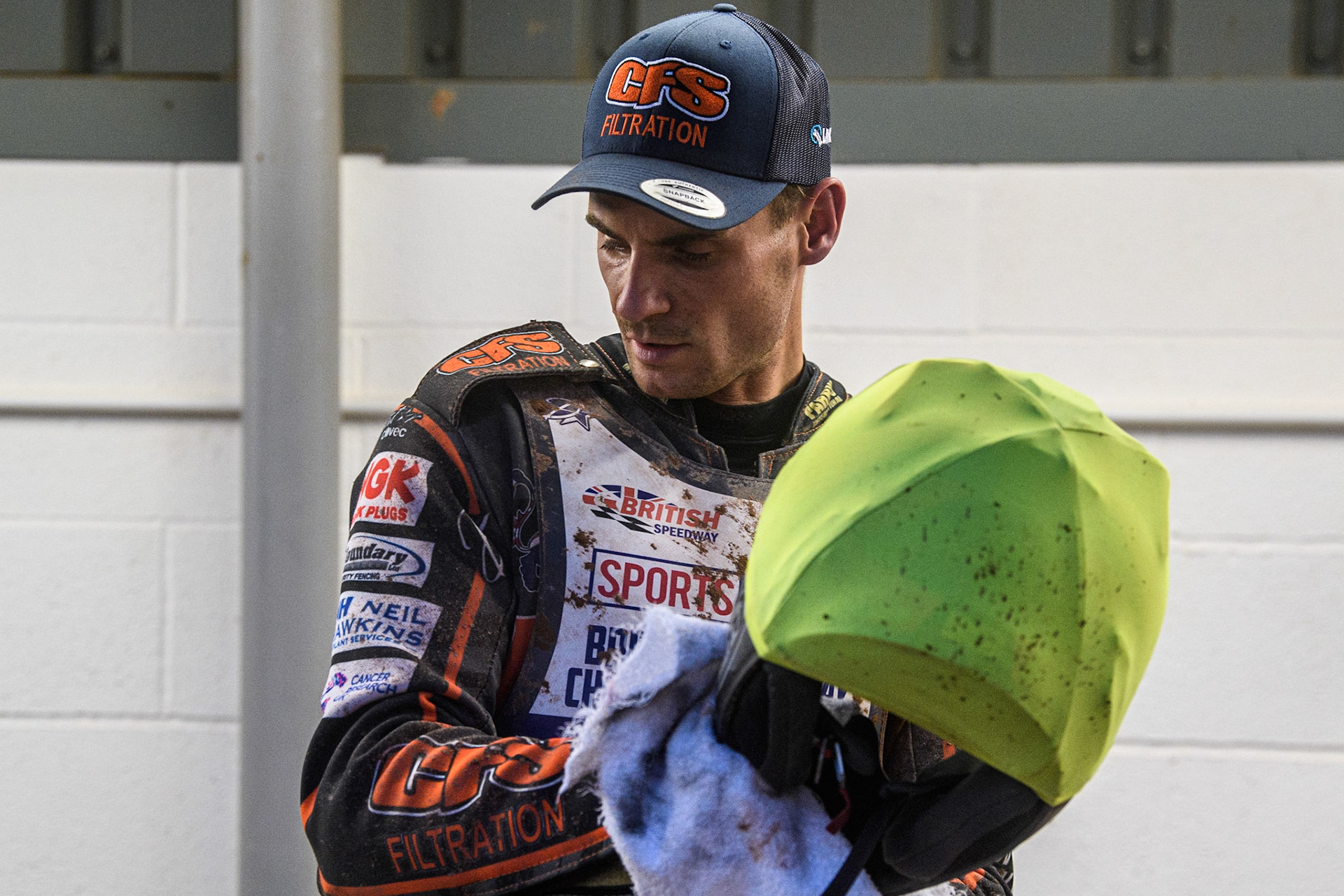 Steve Worrall cleans his helmet for his next heat during the Sports Insure British Speedway Final at the National Speedway Stadium, Manchester on Monday 14th August 2023. (Photo: Ian Charles | MI News)