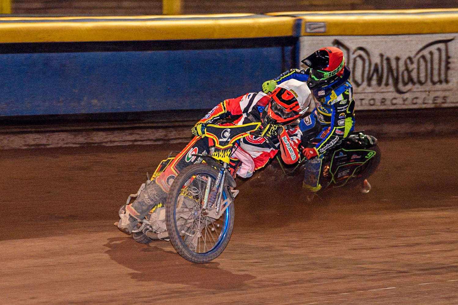 Belle Vue Colts' Guest Rider Max James  in White leading Sheffield Tiger Cubs' Luke Harrison  in Red during the WSRA National Development League match between Sheffield Tiger Cubs and Belle Vue Colts at Owlerton Stadium, Sheffield on Thursday 12th September 2024. (Photo: Ian Charles | MI News)