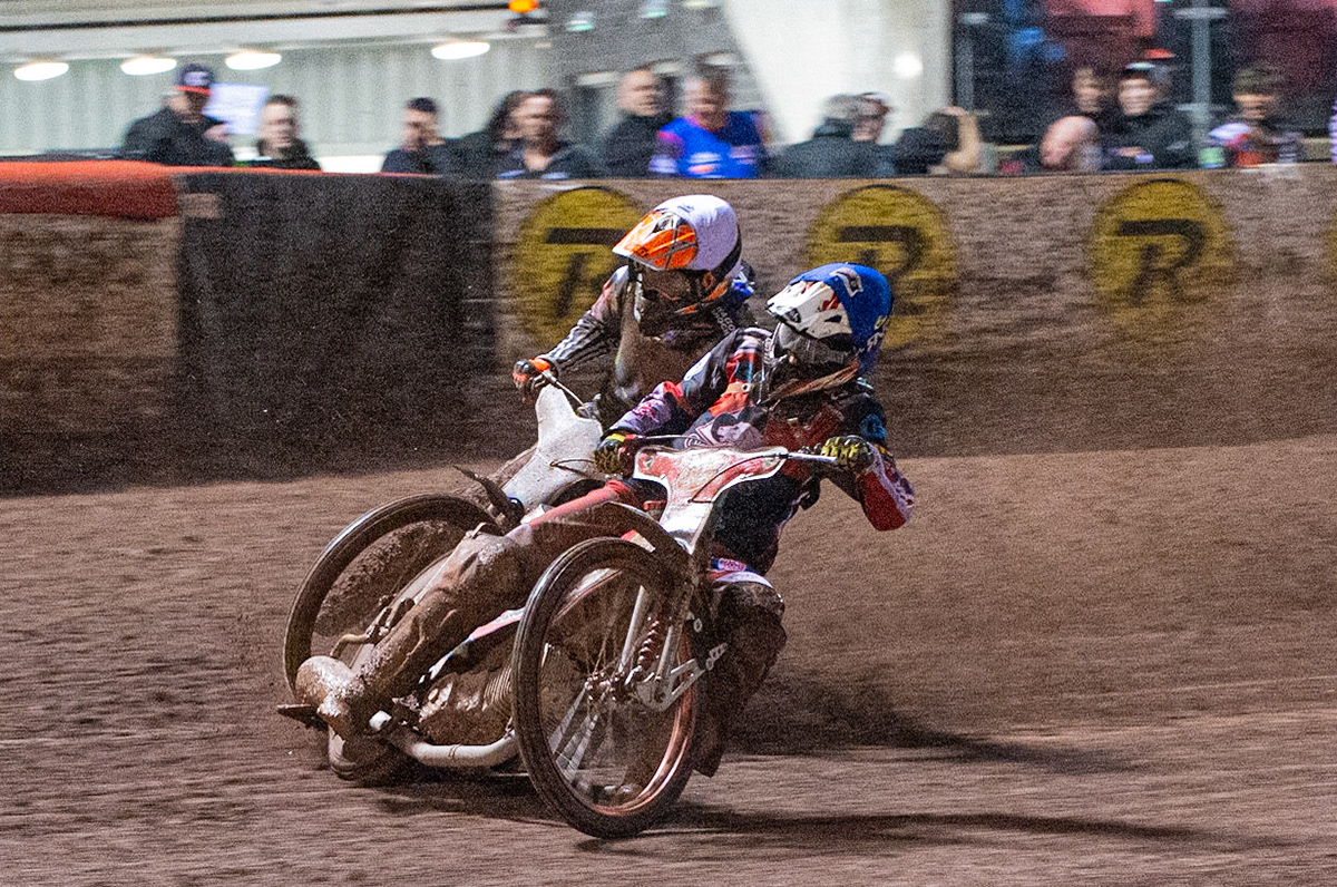Photo: Ian Charles

Connor Bailey (Blue) passes Henry Atkins (White)

Belle Vue Colts v Mildenhall Fen Tigers, National League, Belle Vue National Speedway Stadium, Manchester, Monday 2  September  2019