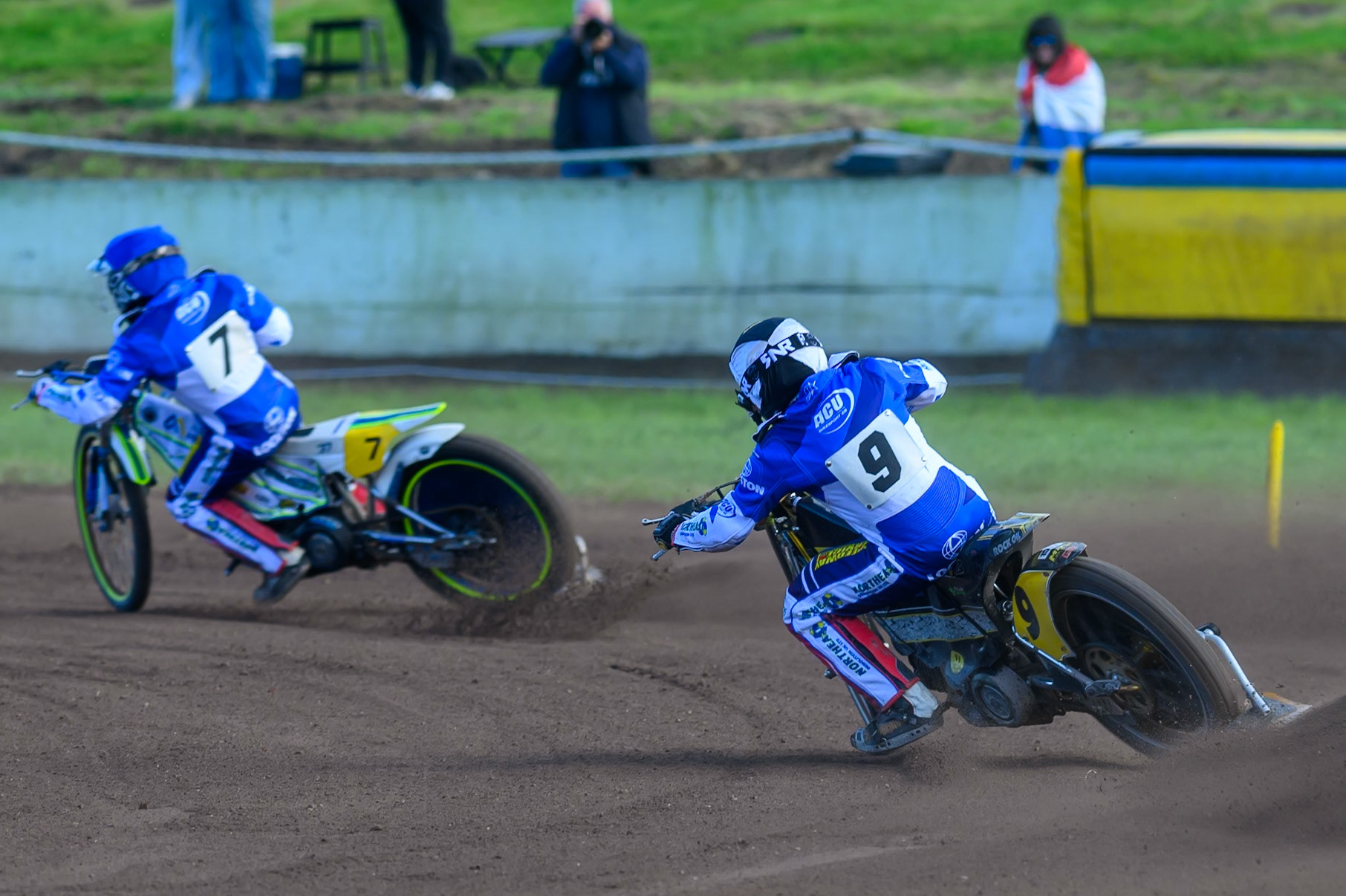 James Shanes (9)  of Great Britain in Black &amp; White  chases Chris Harris (7) of Great Britain in Blue  during the FIM Long Track of Nations 2026 at the Speed Centre Roden in the Netherlands on Sunday 20th September 2026. (Photo: Ian Charles | MI News)