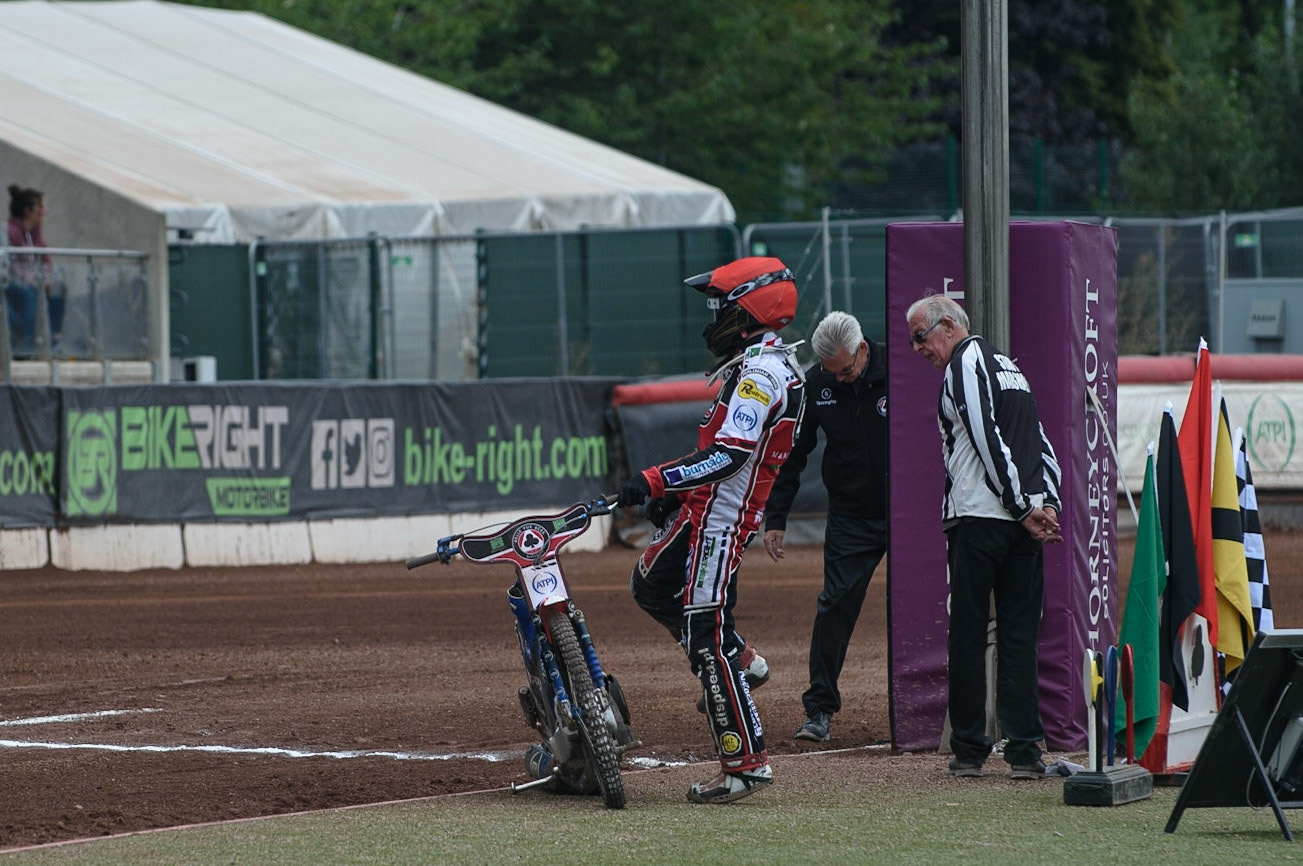 MANCHESTER, UK. AUGUST 30TH Brady Kurtz  after shedding his chain on the start line during the SGB Premiership match between Belle Vue Aces and Wolverhampton Wolves at the National Speedway Stadium, Manchester on Monday 30th August 2021. (Credit: Ian Charles | MI News)